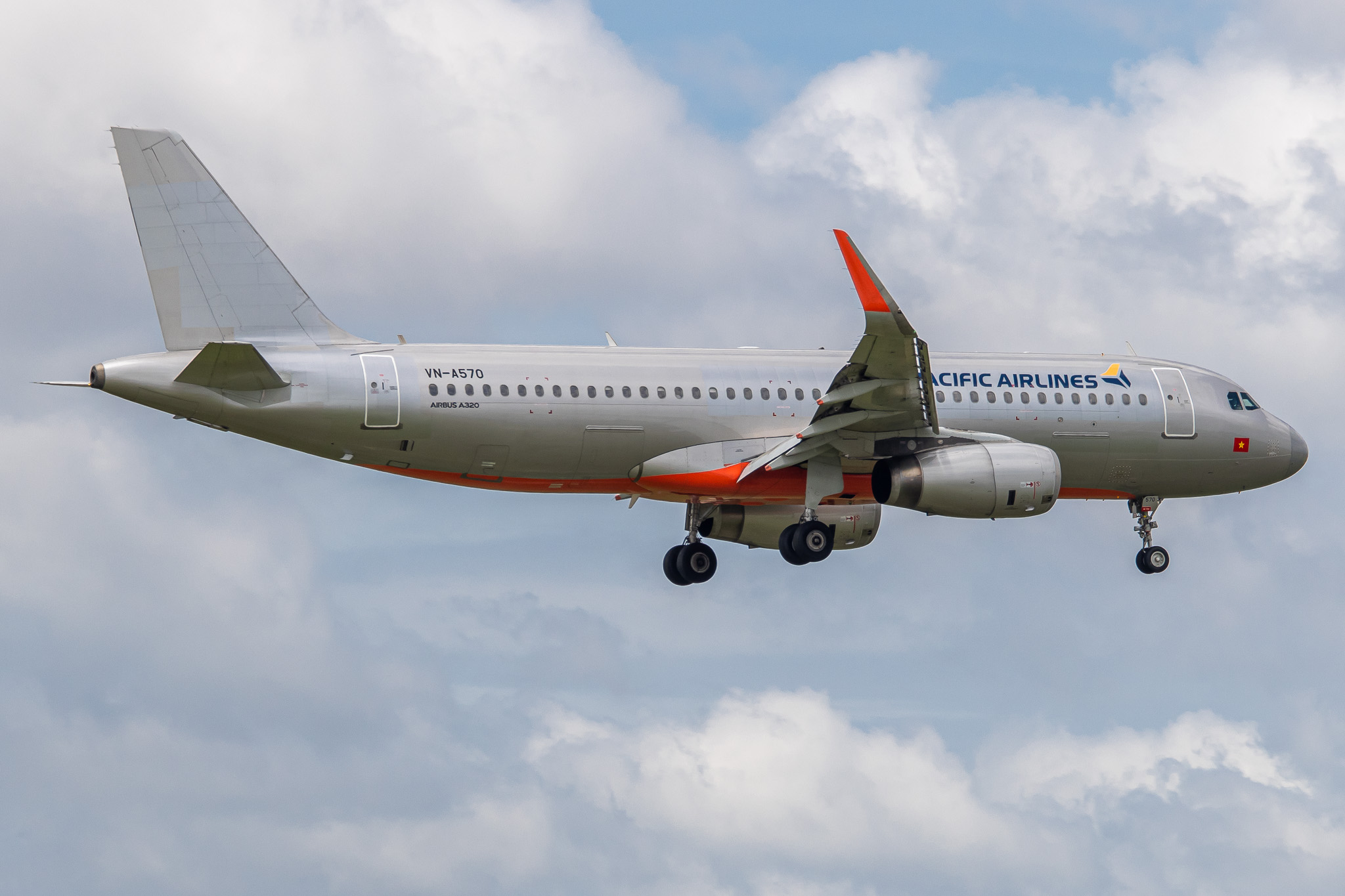Full size: Pacific Airlines Airbus A320 VN-A570 at Tan Son Nhat International Airport