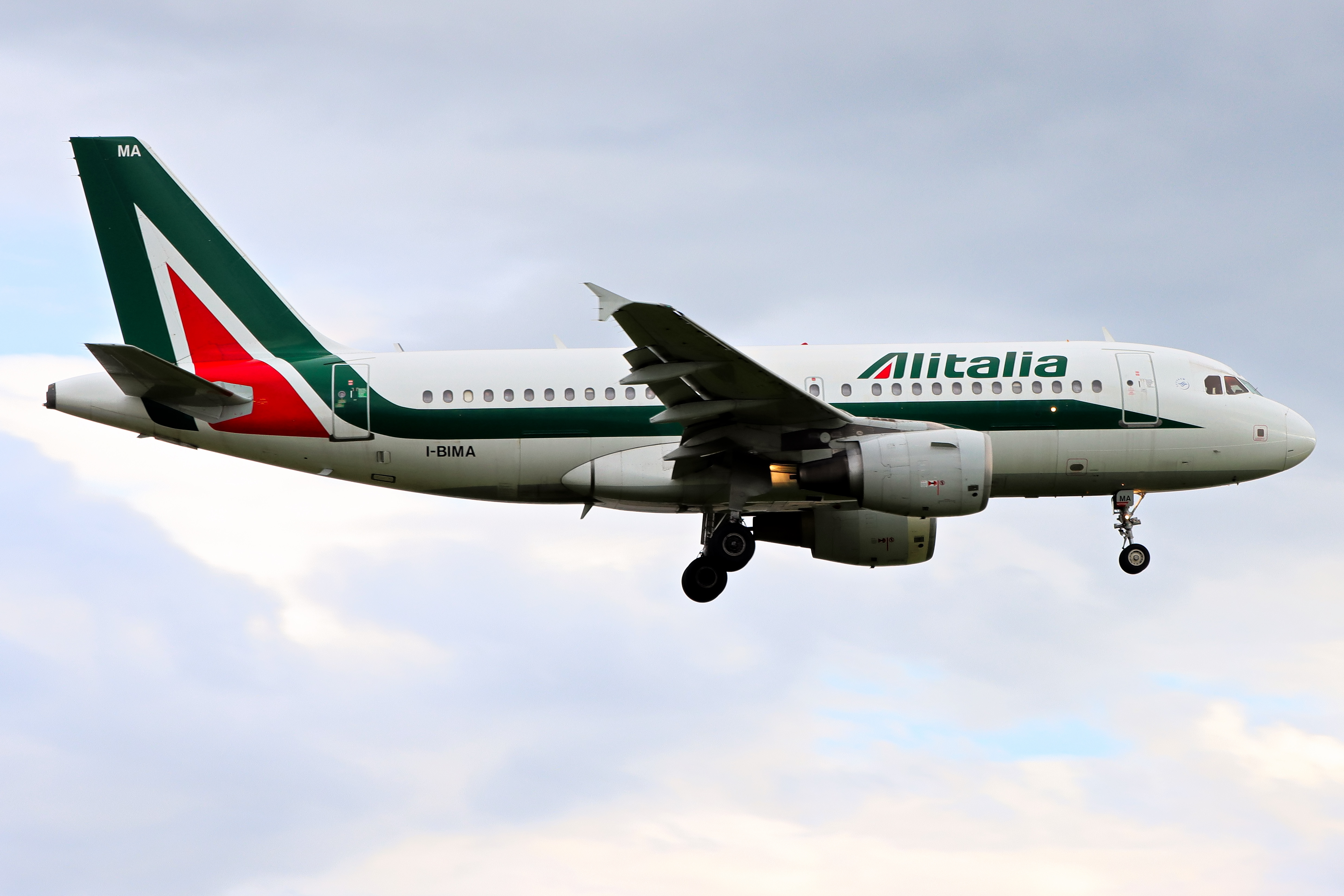 Full size: Alitalia Airbus A319 I-BIMA at London Heathrow International Airport