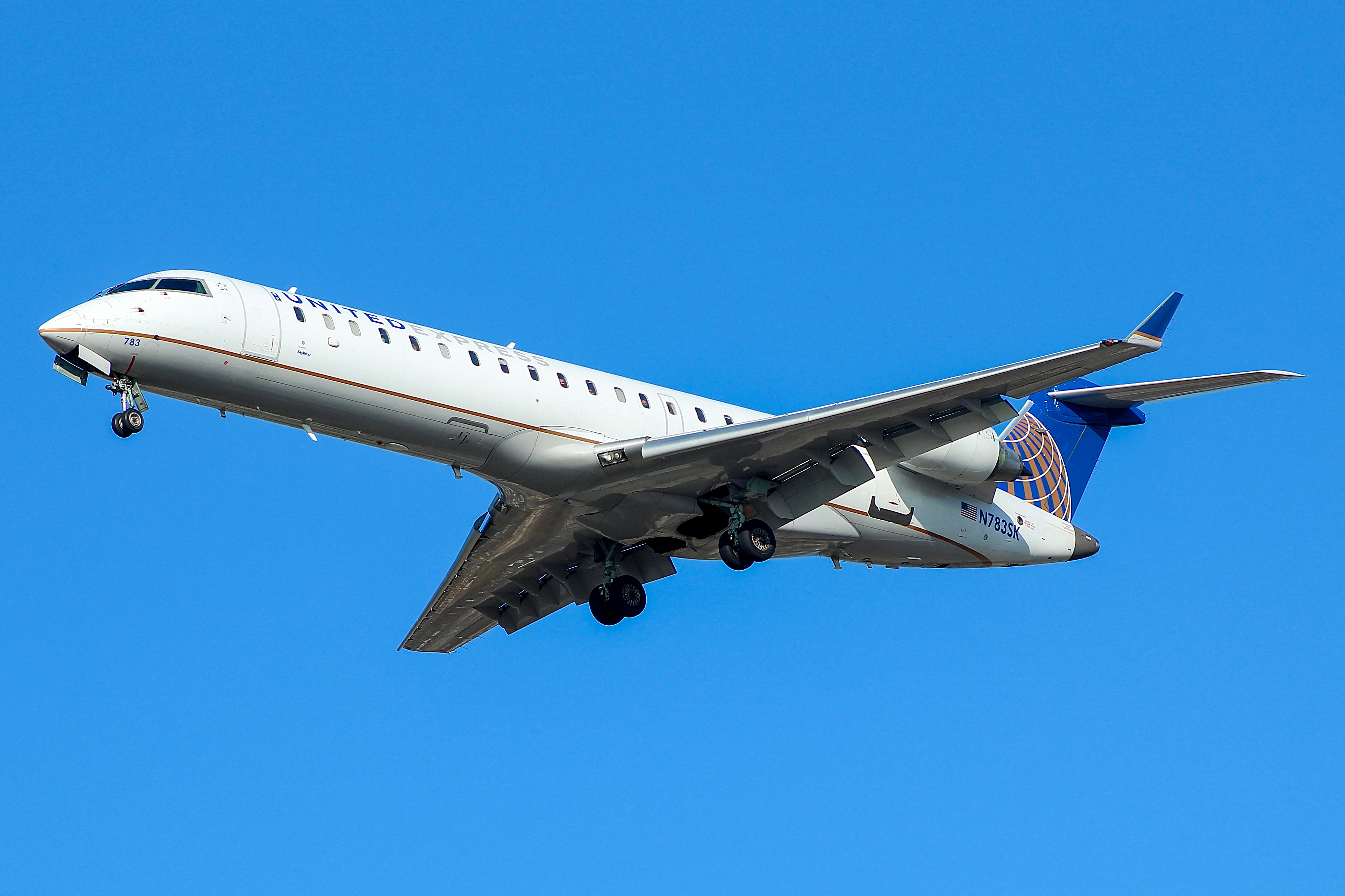 Full size: United Express Mitsubishi CRJ-700 N783SK at General Mitchell International Airport