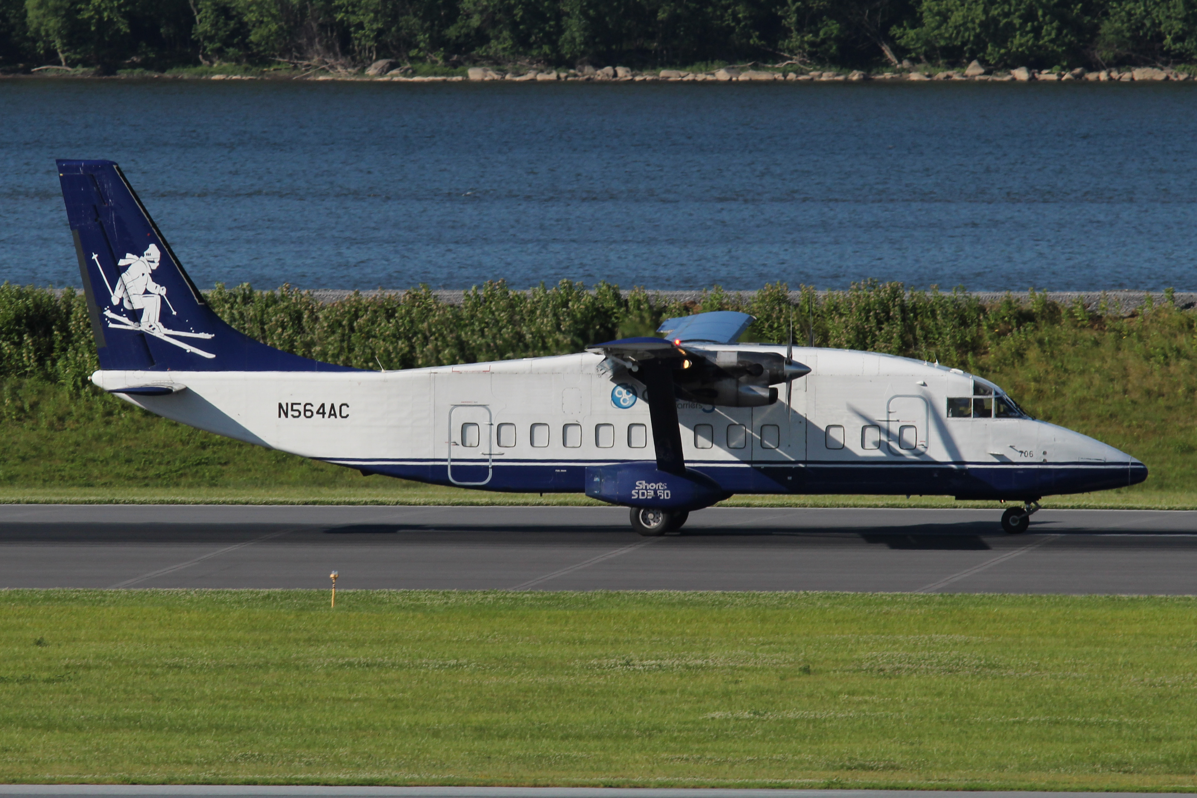 Full size: Air Cargo Carriers Shorts SD360 N564AC at Harrisburg International Airport