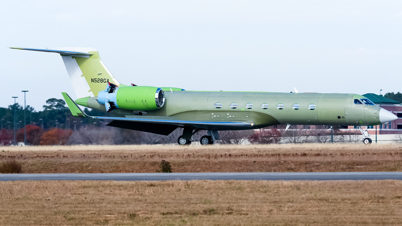 Full size: Gulfstream Aerospace  Gulfstream G550 N528GA at Savannah/Hilton Head International Airport