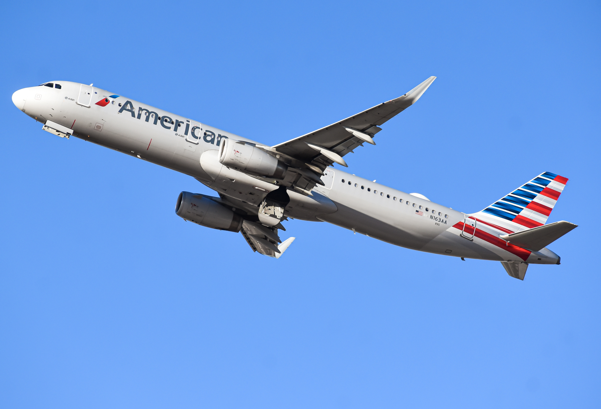 Full size: American Airlines Airbus A321-200 N163AA at Phoenix Sky Harbor International Airport