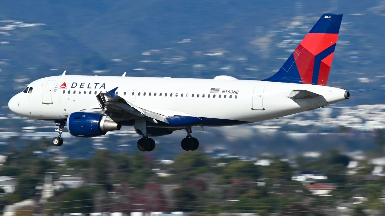 Full size: Delta Airlines Airbus A319 N360NB at Los Angeles International Airport