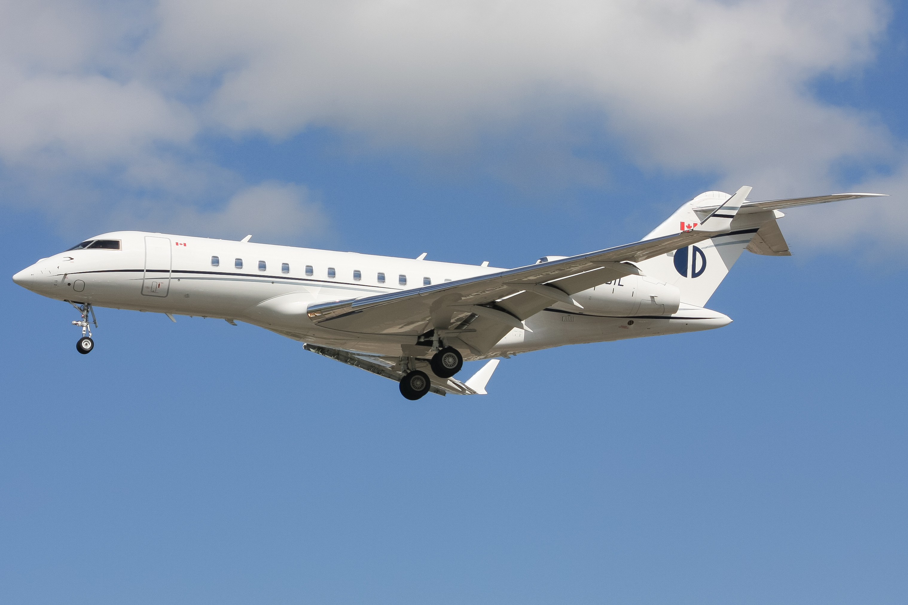 Full size: PRIVATE Bombardier Global 5000 C-FDIL at Lester B Pearson International Airport