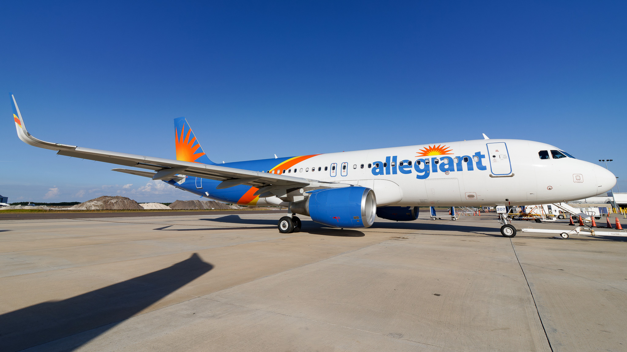 Full size: Allegiant Air A320-214 N207NV at St. Petersburg Clearwater International Airport