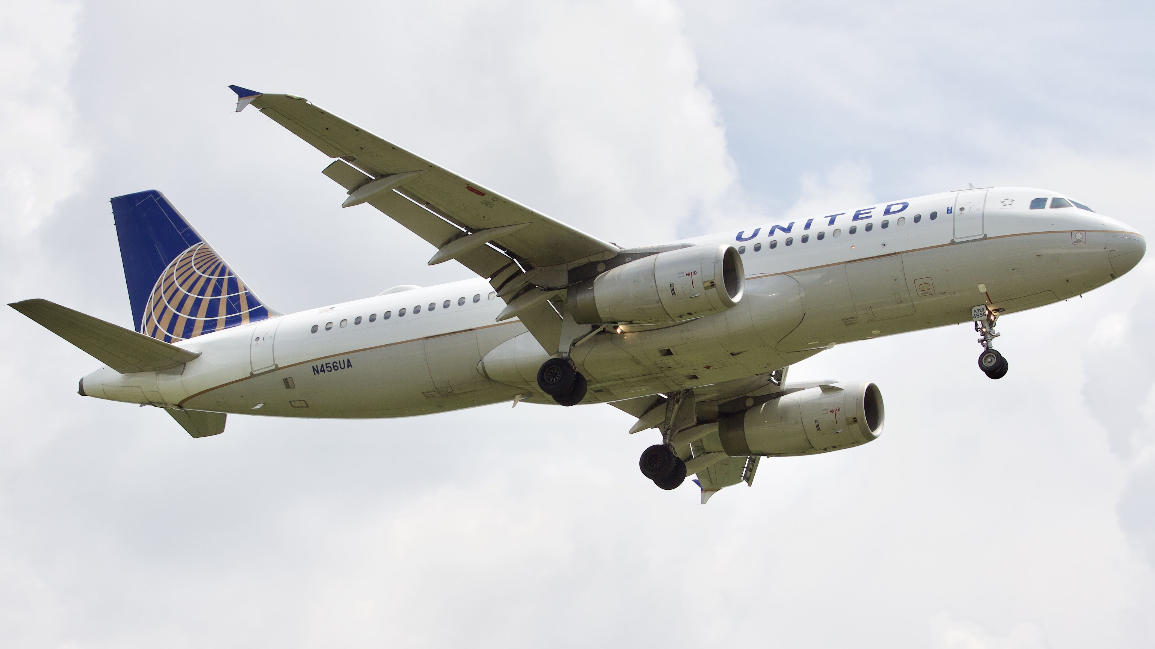 Full size: United Airlines Airbus A320 N456UA at Houston-George Bush Intercontinental Airport