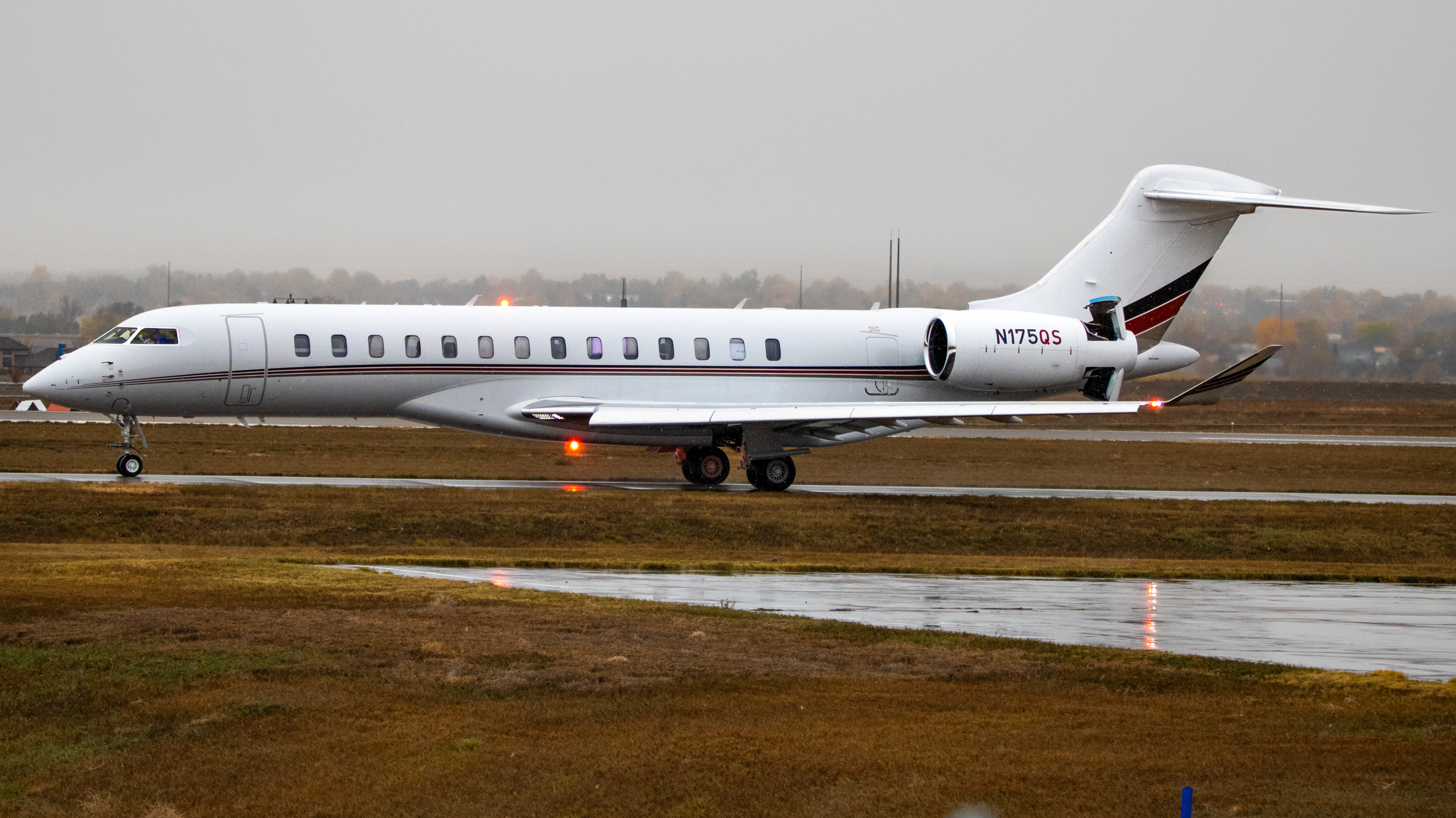 Full size: NetJets Bombardier Global 7500 N175QS at Northern Colorado Regional Airport