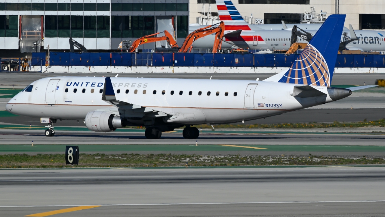 Full size: United Express Embraer E175LR N103SY at Los Angeles International Airport