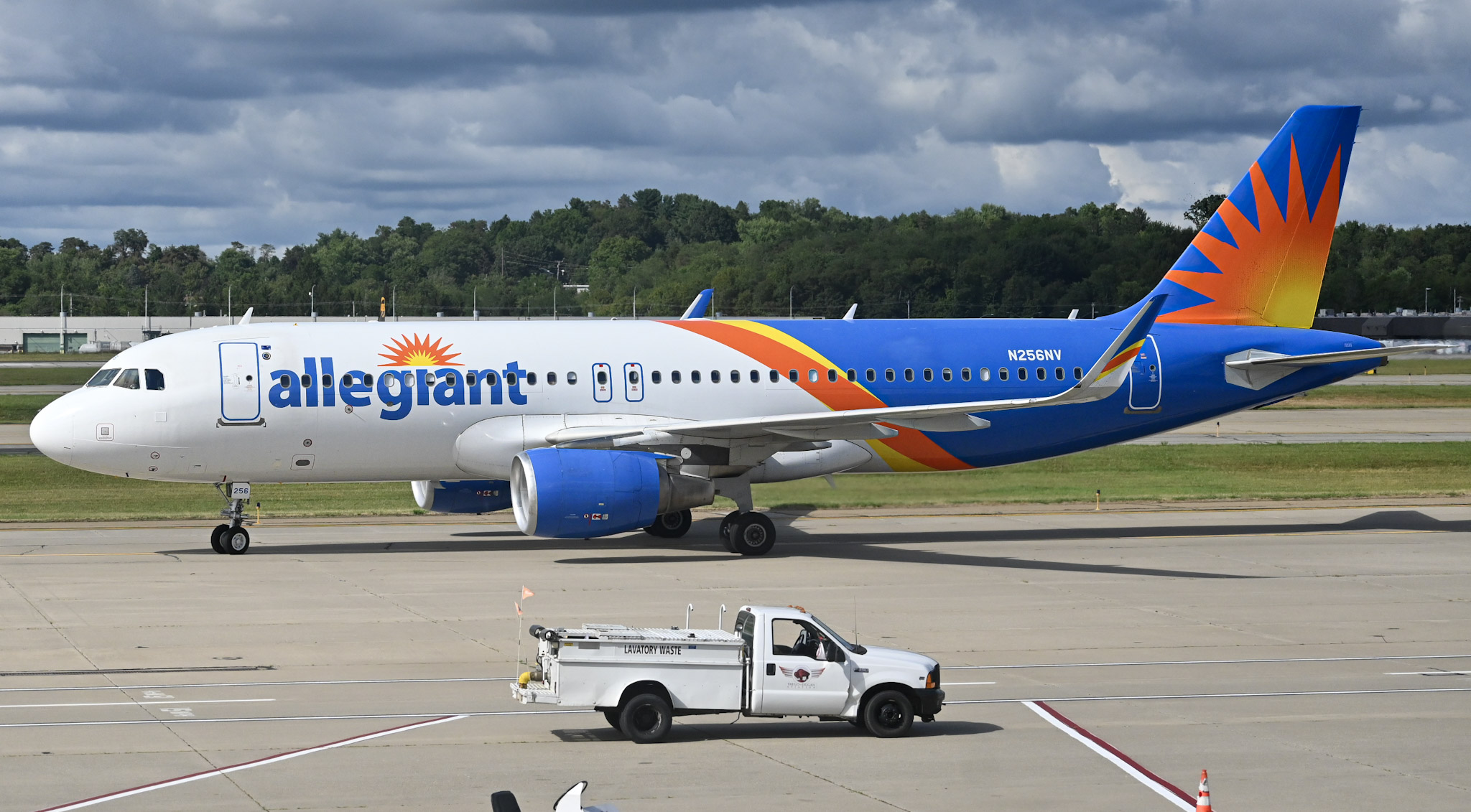 Full size: Allegiant Air Airbus A320 N256NV at Pittsburgh International Airport