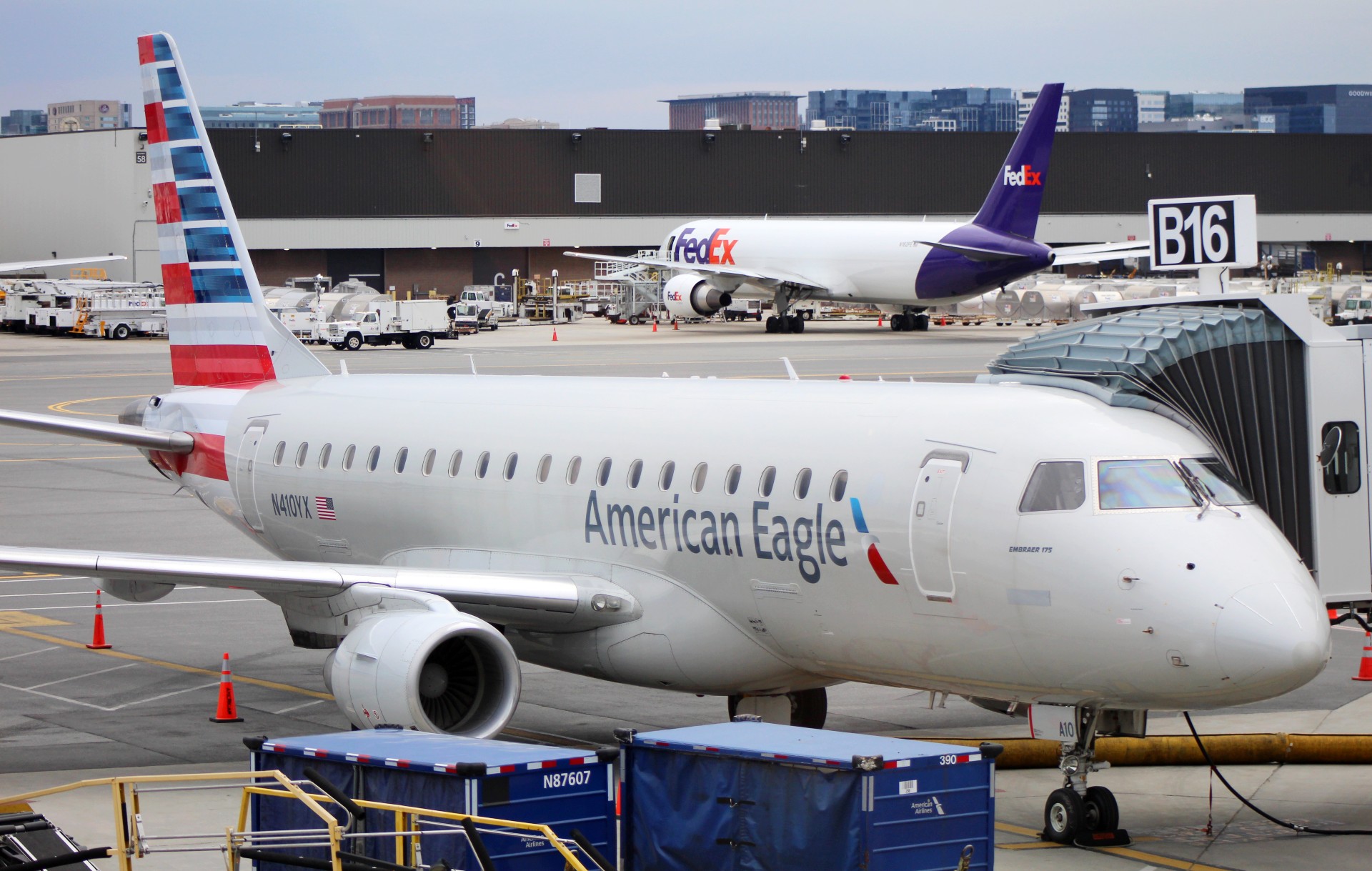 Full size: American Eagle Embraer E175 N410YX at General Edward Lawrence Logan International Airport