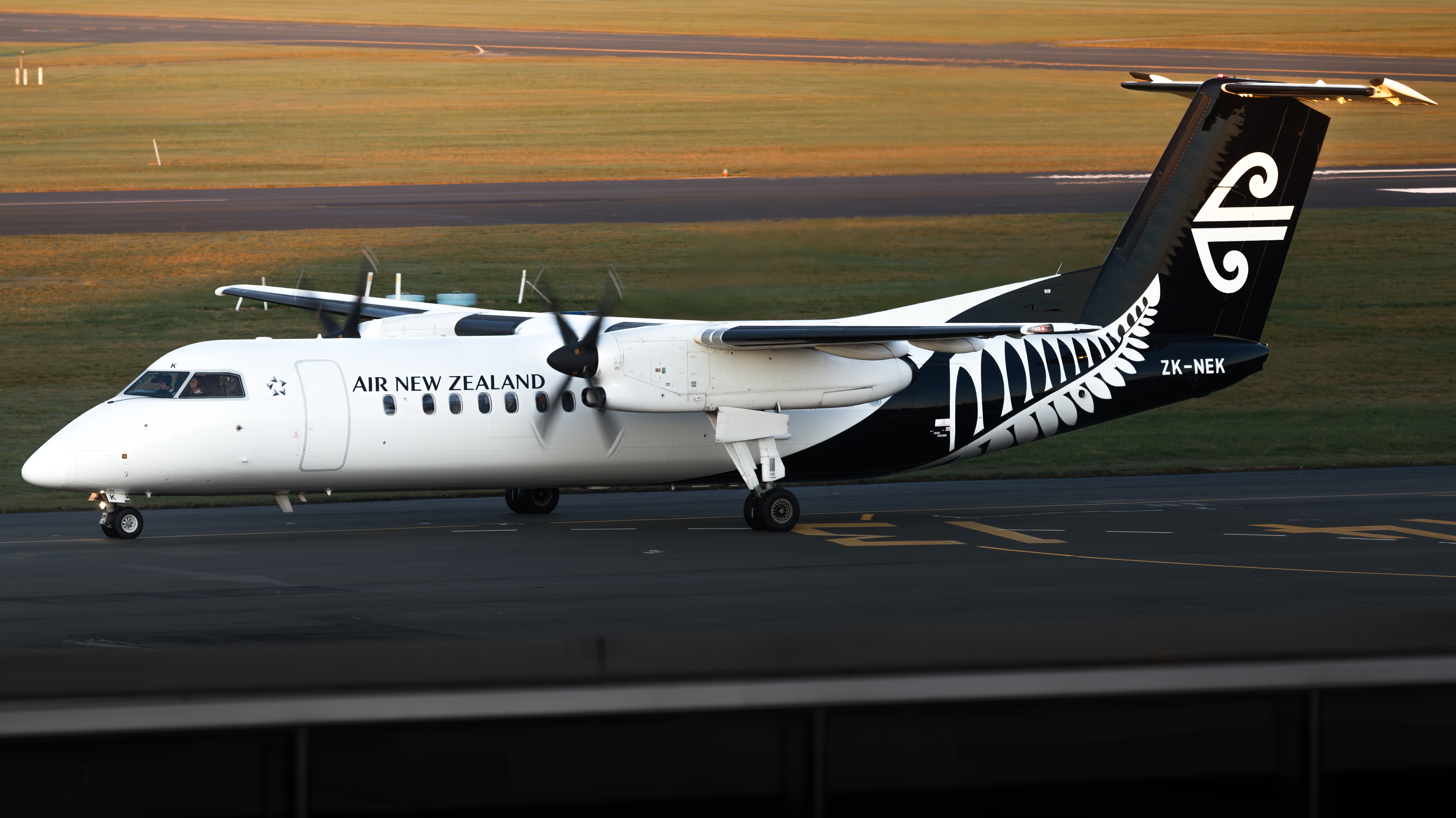 Full size: Air New Zealand De Havilland Dash-8 q300 ZK-NEK at Christchurch International Airport