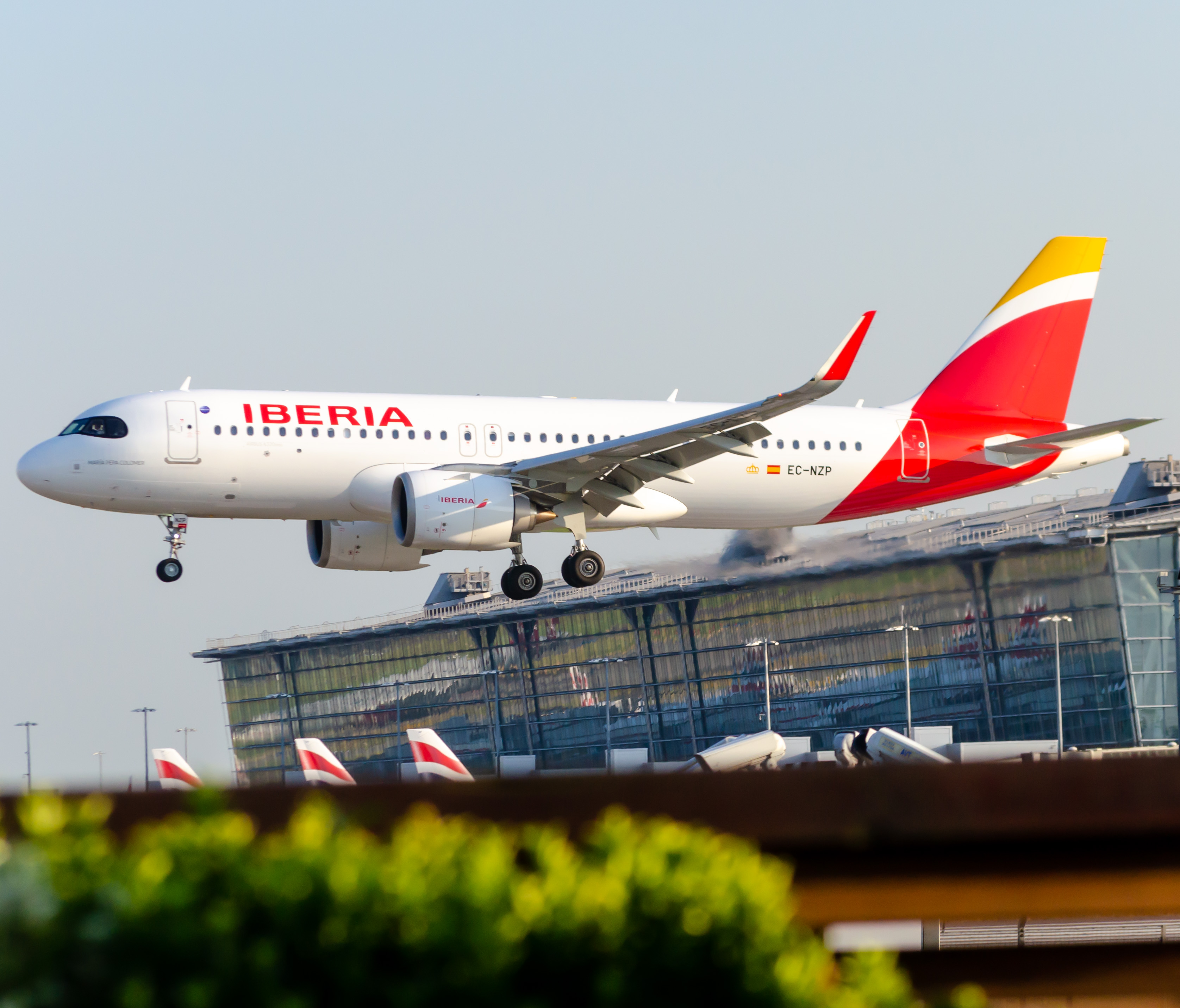 Full size: Iberia Airbus A320NEO ECNZP  at London Heathrow International Airport