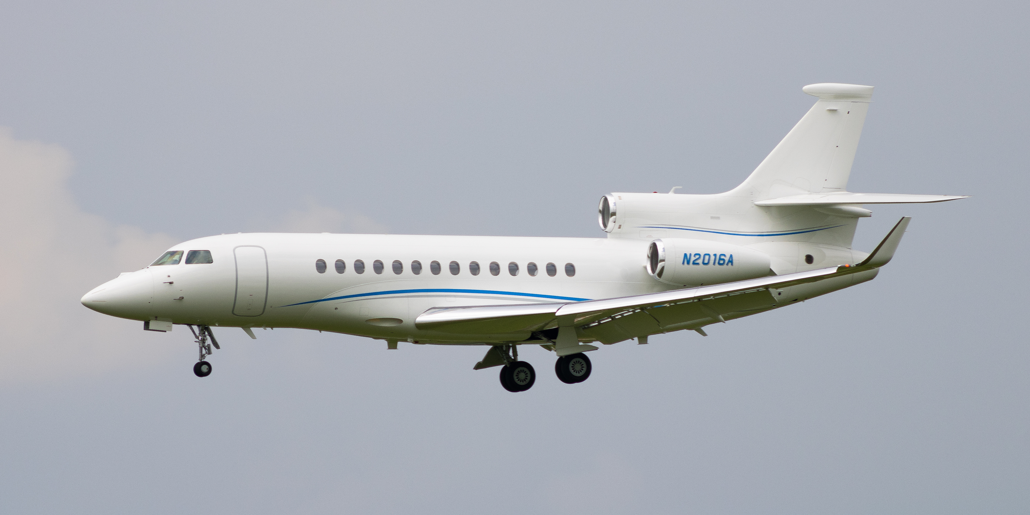 Full size: PRIVATE Dassault Falcon 7X N2016A at Philadelphia International Airport