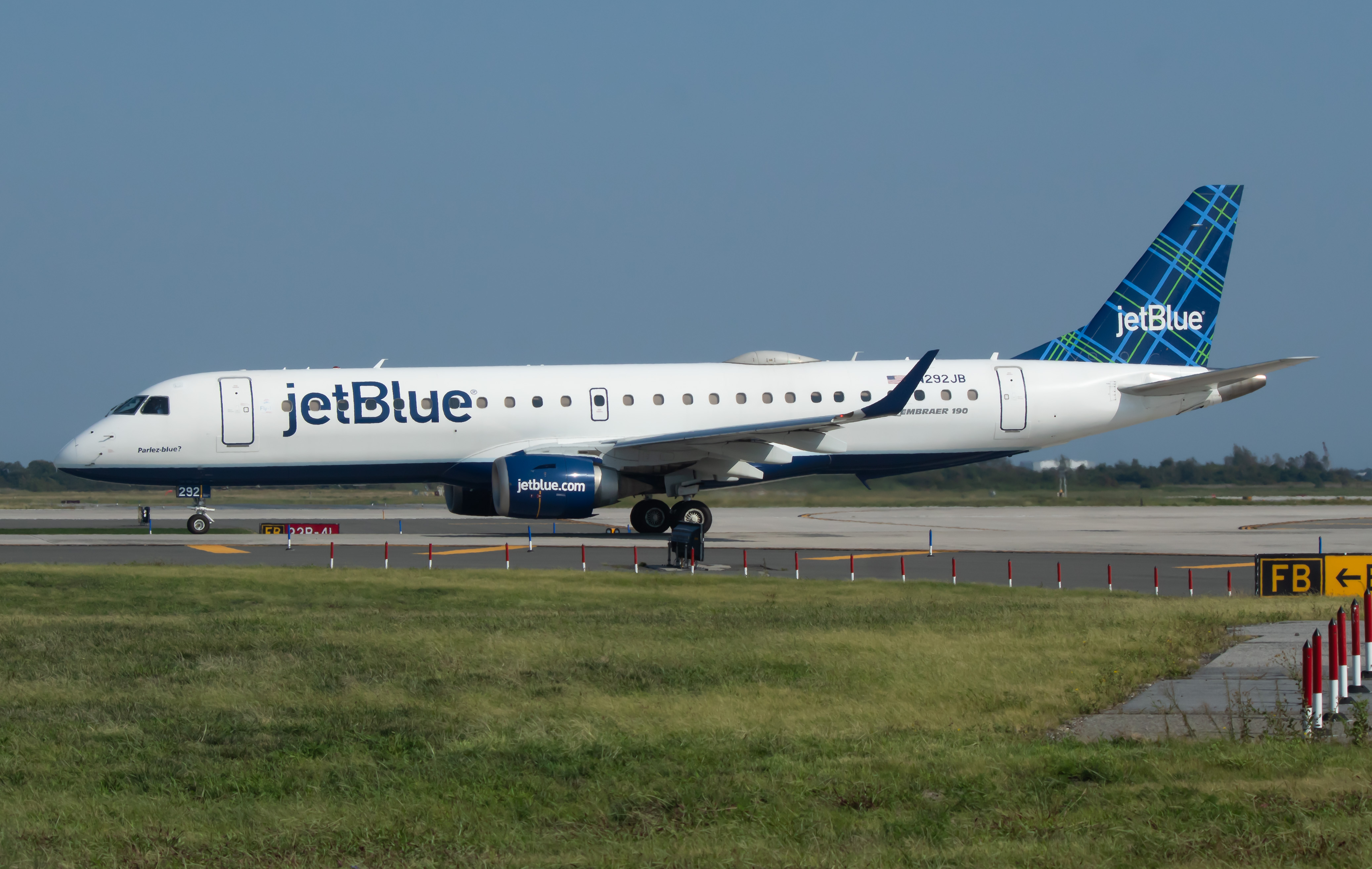 Full size: JetBlue Airways Embraer E190 N292JB at John F. Kennedy International Airport