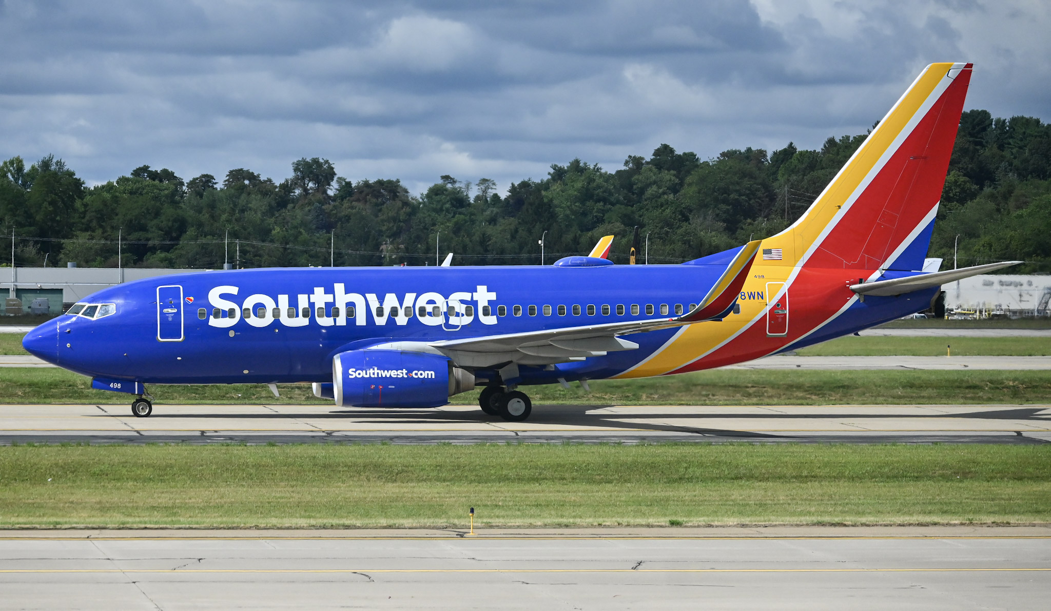 Full size: Southwest Airlines Boeing 737-700 N498WN at Pittsburgh International Airport