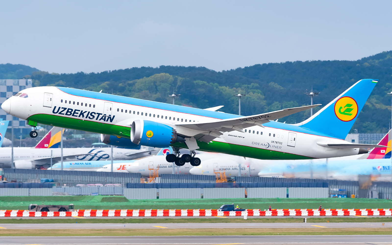 Full size: Uzbekistan Airways Boeing 787-8 UK78702 at Seoul-Incheon International Airport