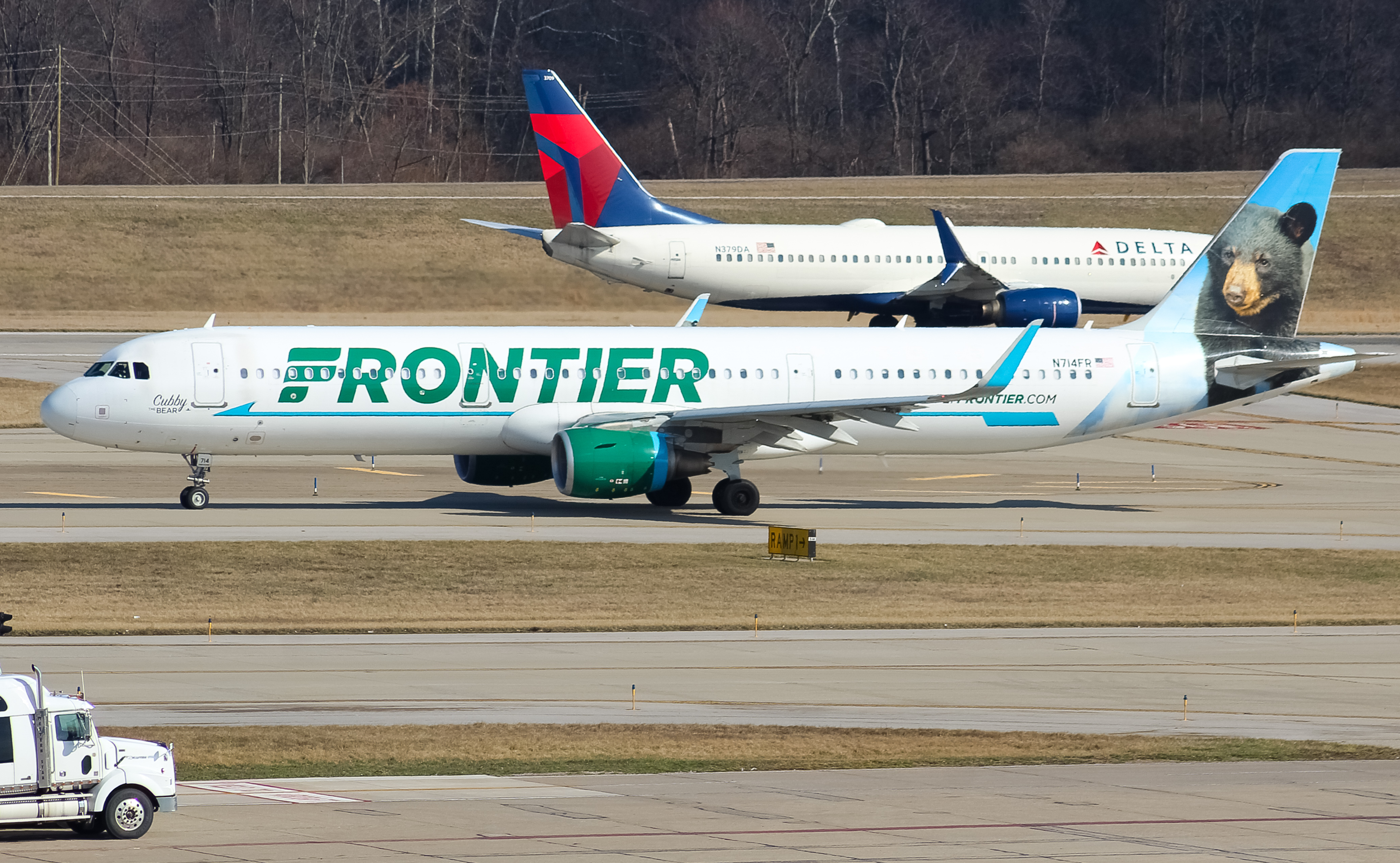 Full size: Frontier Airlines Airbus A321-200 N714FR at Cincinnati/Northern Kentucky International Airport
