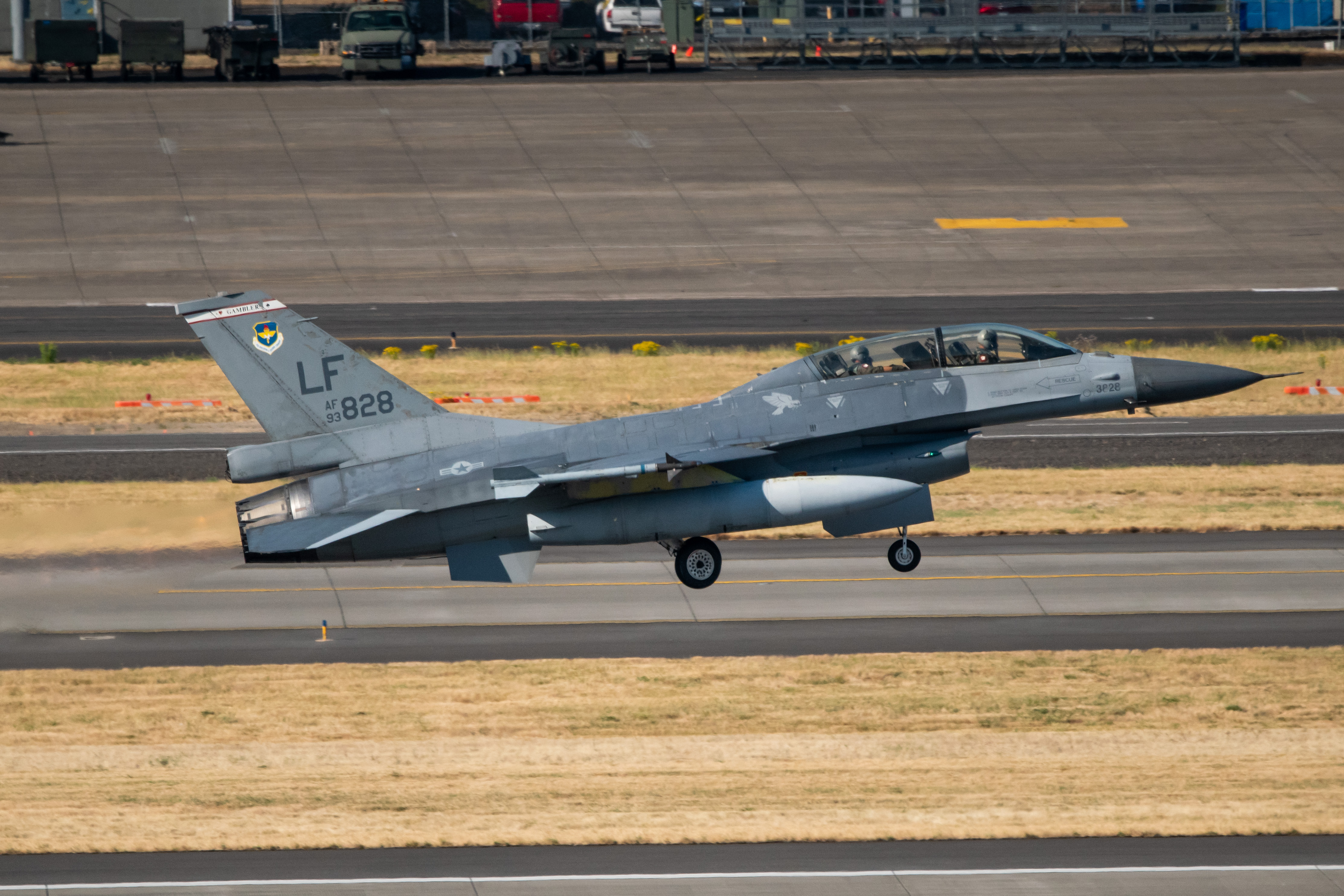 Full size: USAF - United States Air Force General Dynamics F-16 Fighting Falcon 93-0828 at Portland International Airport