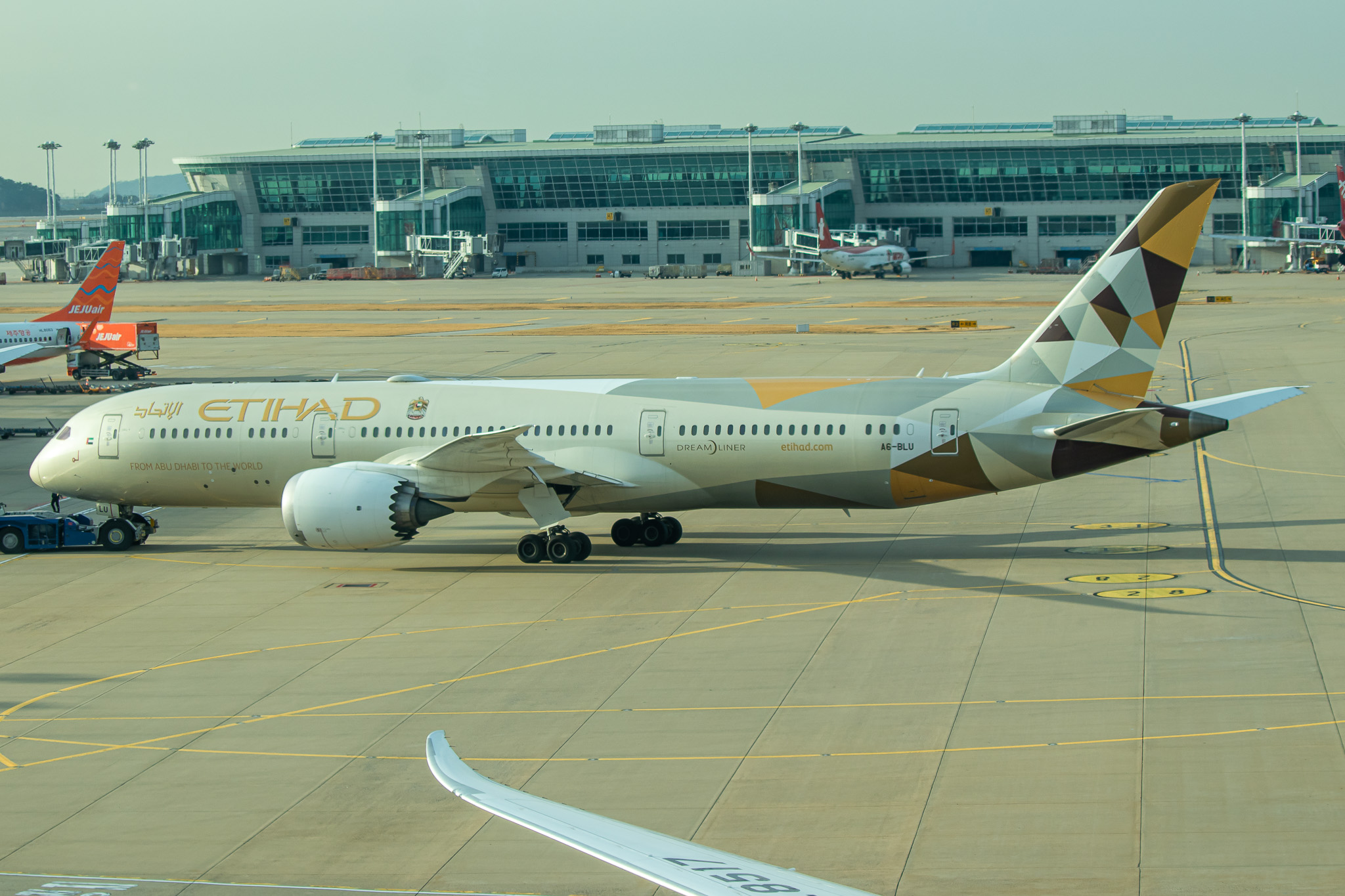 Full size: Etihad Airways Boeing 787-9 A6-BLU at Seoul-Incheon International Airport