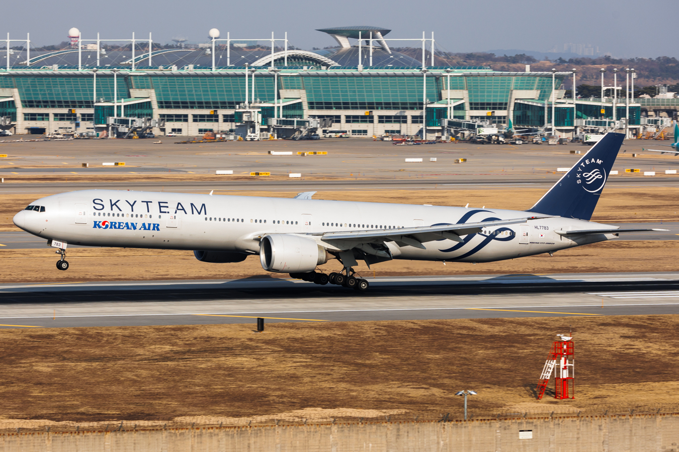 Full size: Korean Air Boeing 777-300ER HL7783 at Seoul-Incheon International Airport