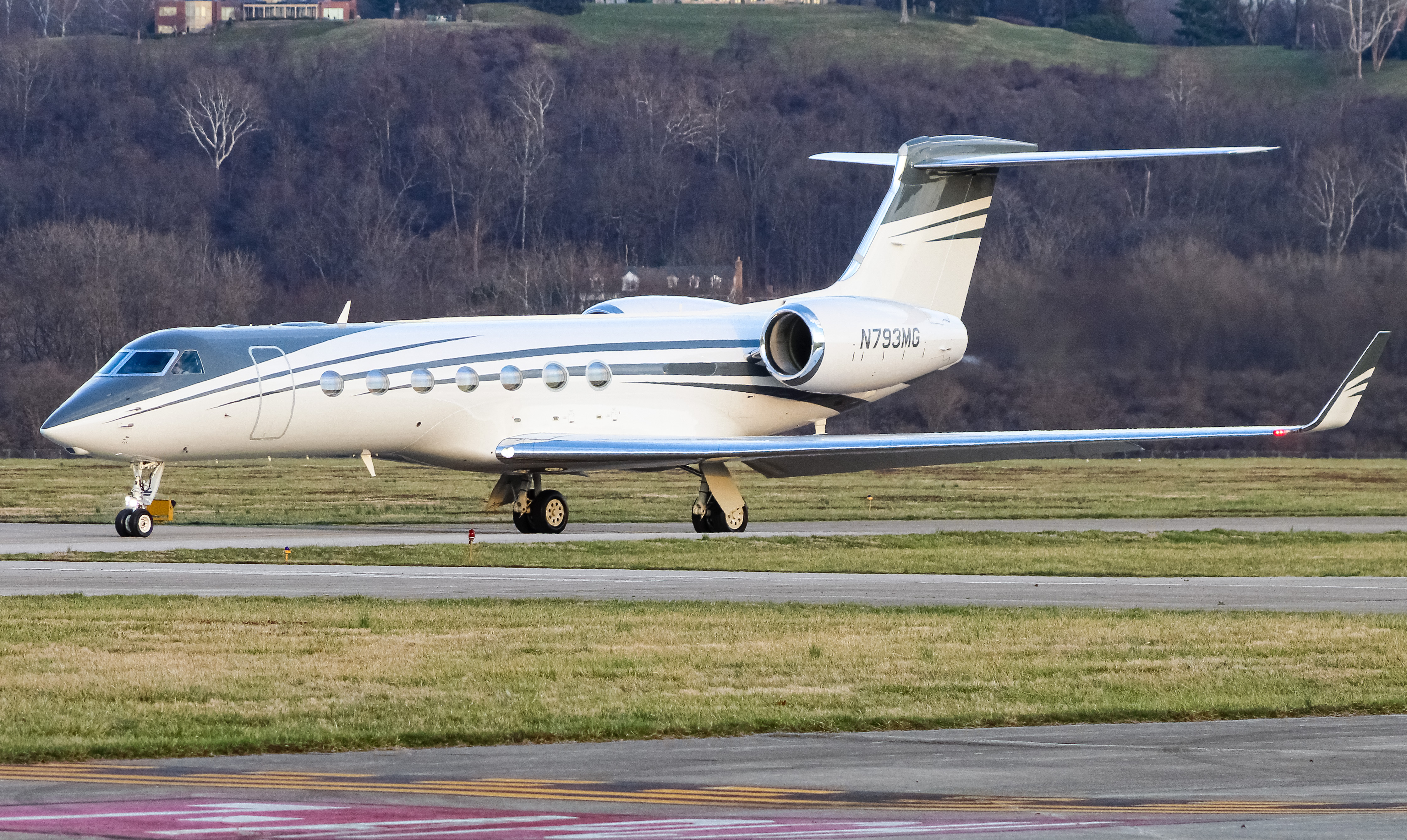 Full size: PRIVATE Gulfstream G550 N793MG at Cincinnati Municipal Airport/Lunken Field