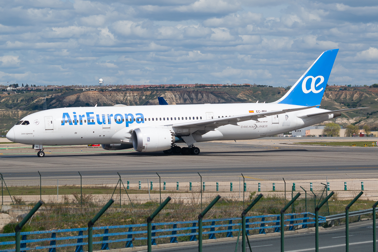 Full size: Air Europa Boeing 787-8 EC-MIH at Madrid Barajas Airport