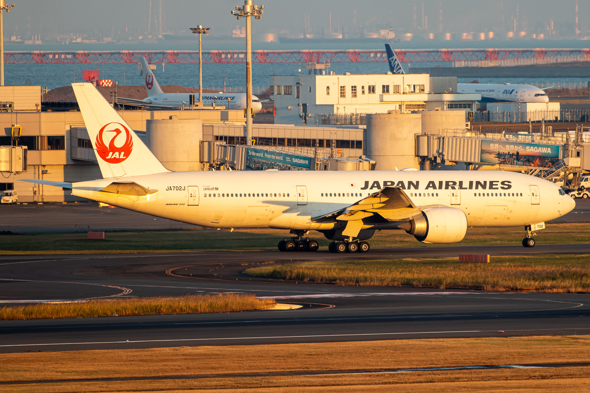 Full size: Japan Airlines Boeing 777-200ER JA702J at Tokyo-Haneda Airport