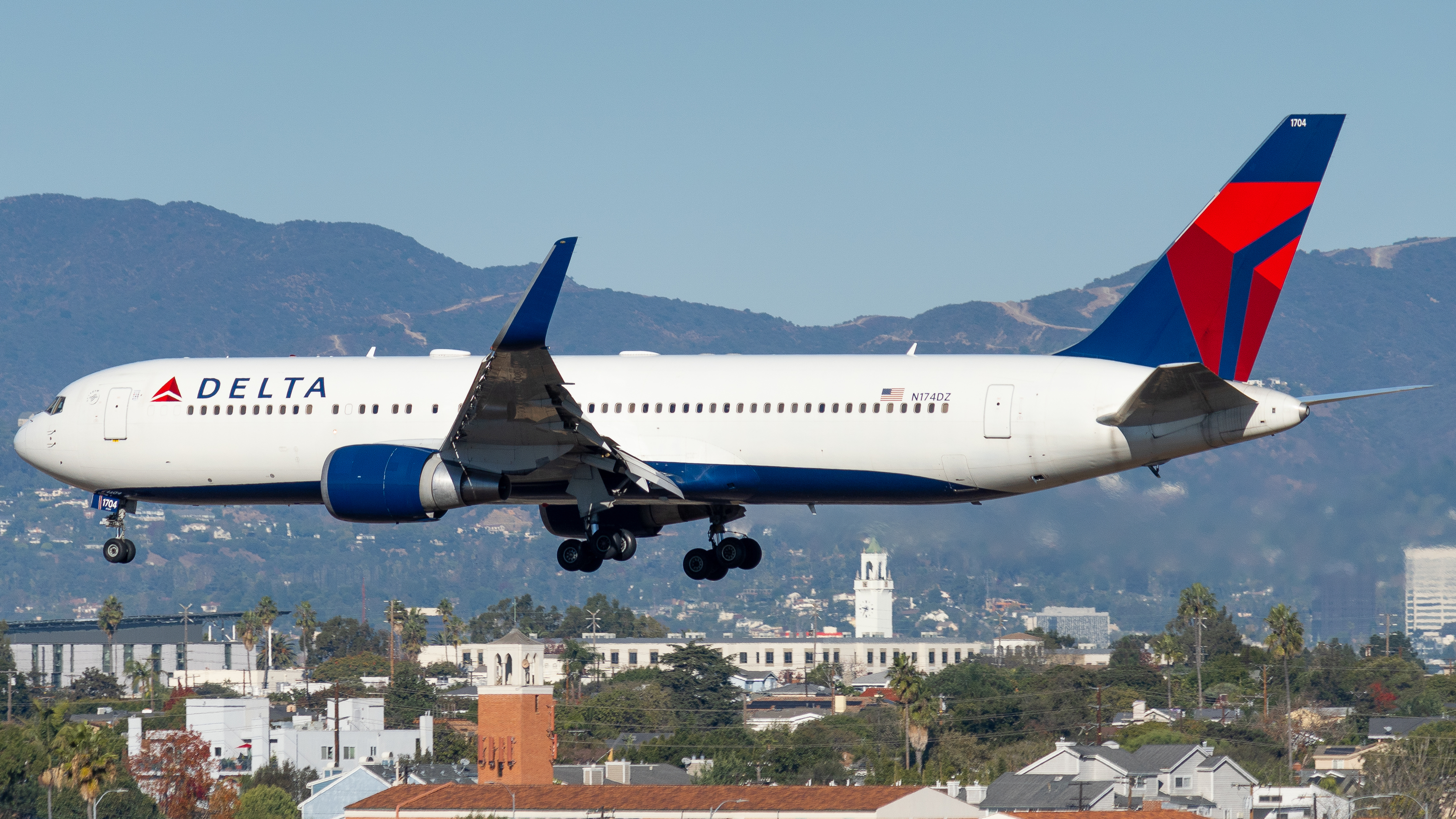 Full size: Delta Airlines Boeing 767-300ER N174DZ at Los Angeles International Airport