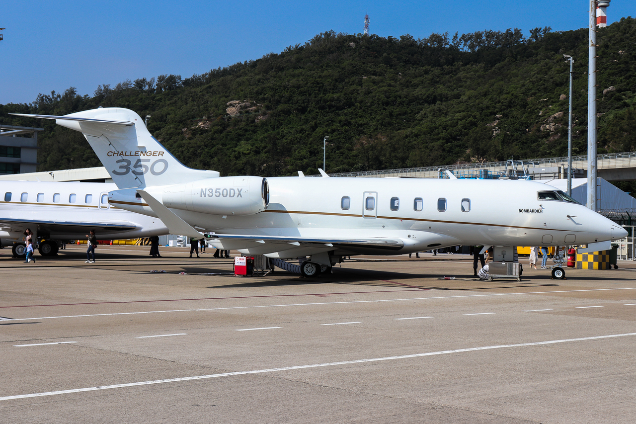 Full size: PRIVATE Bombardier Challenger 350  N350DX at Macau International Airport