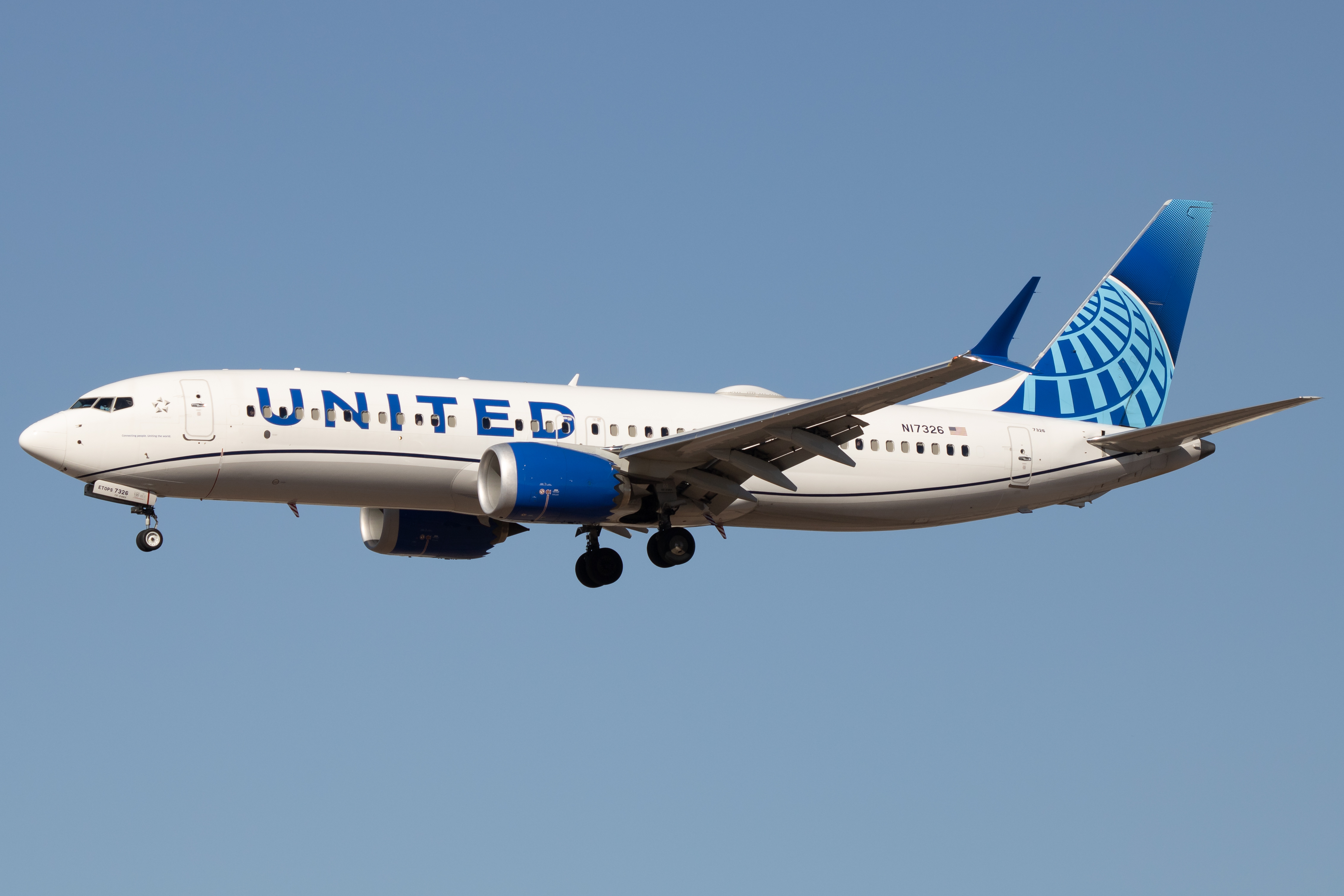Full size: United Airlines Boeing 737 MAX 8 N17326 at Phoenix Sky Harbor International Airport