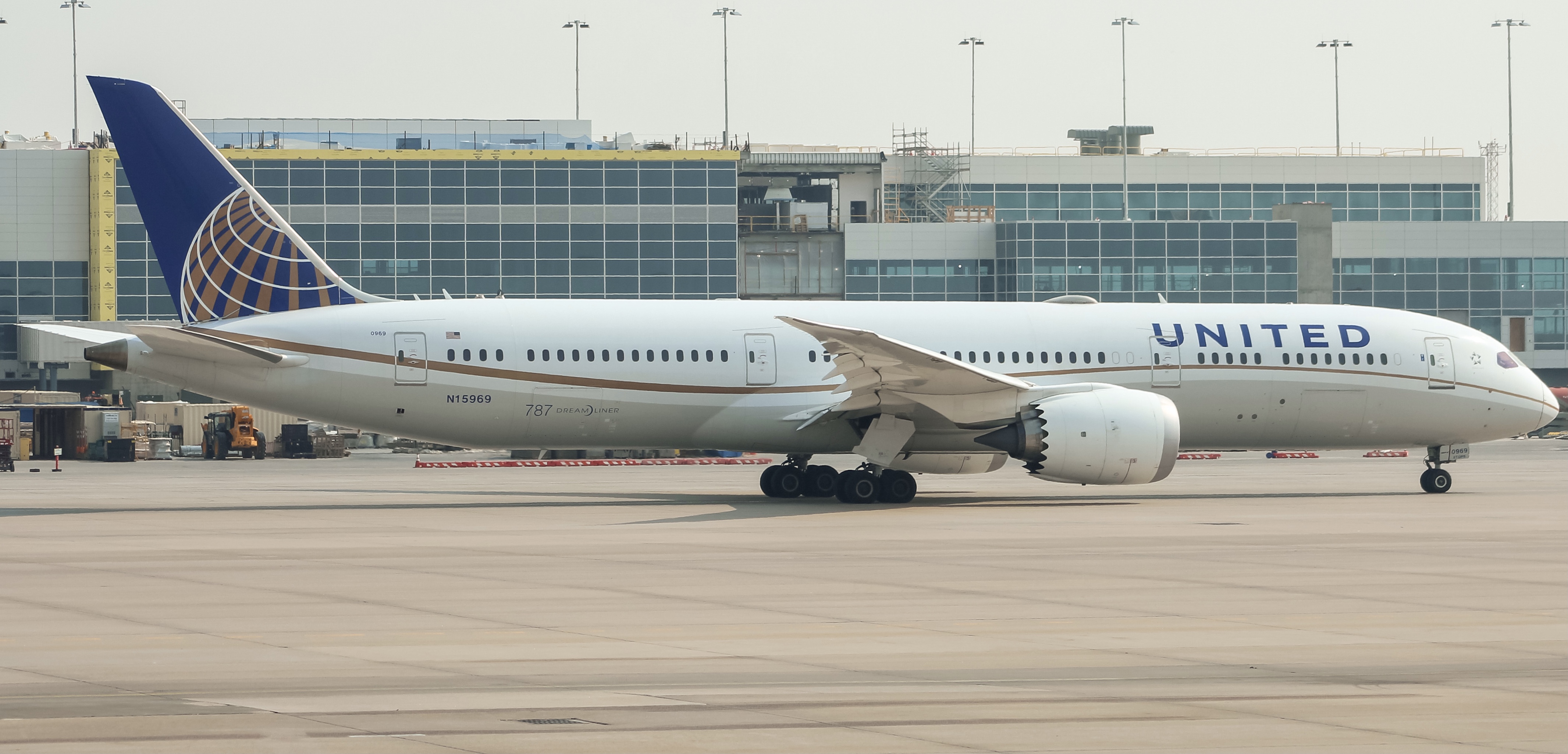 Full size: United Airlines Boeing 787-9 N15969 at Denver International Airport