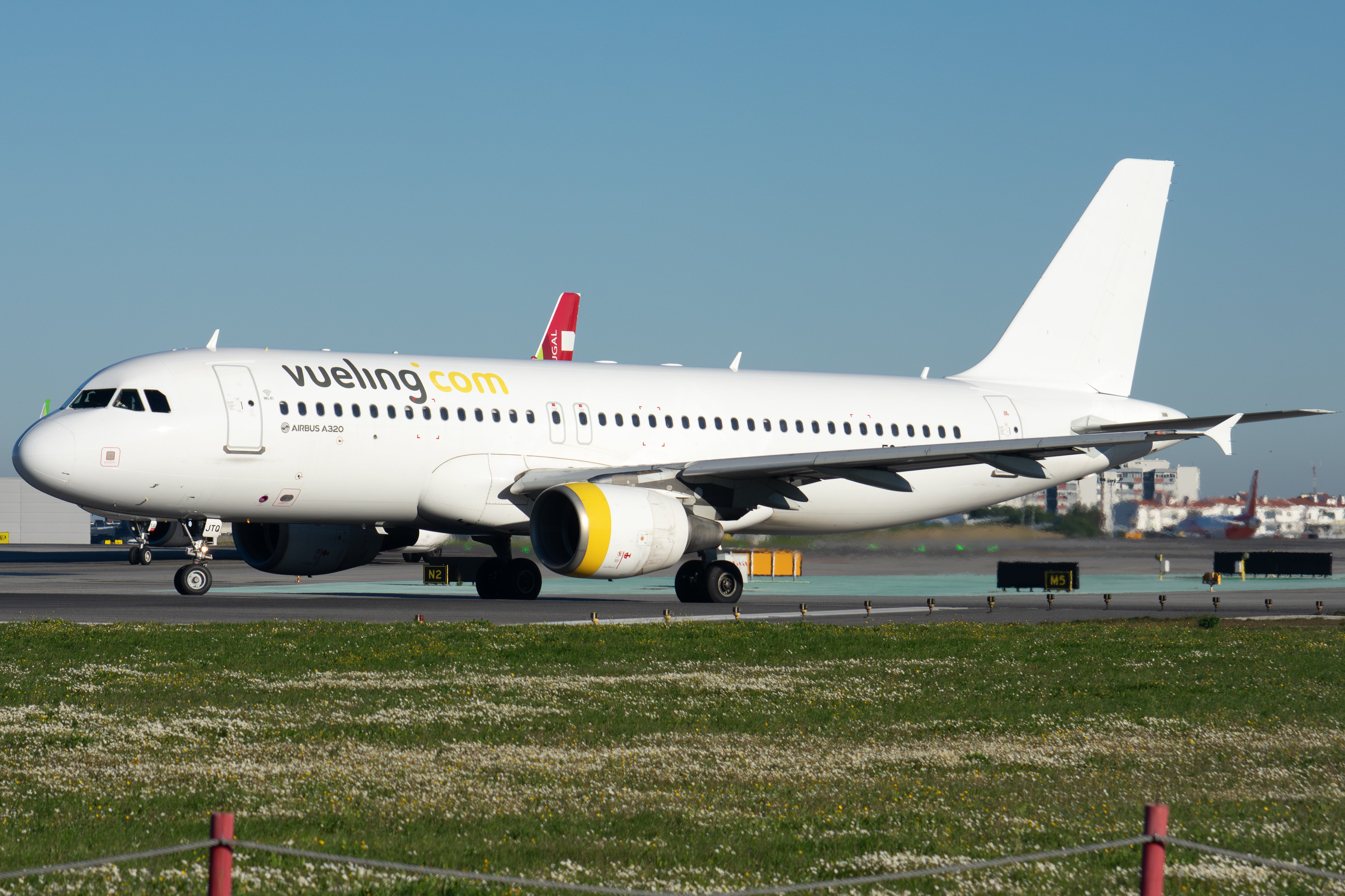 Full size: Vueling Airbus A320 EC-JTQ at Lisbon Humberto Delgado Airport