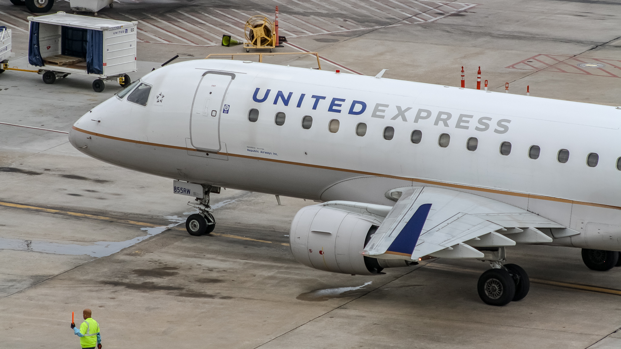 Full size: United Express Embraer E170 N855RW at Houston-George Bush Intercontinental Airport