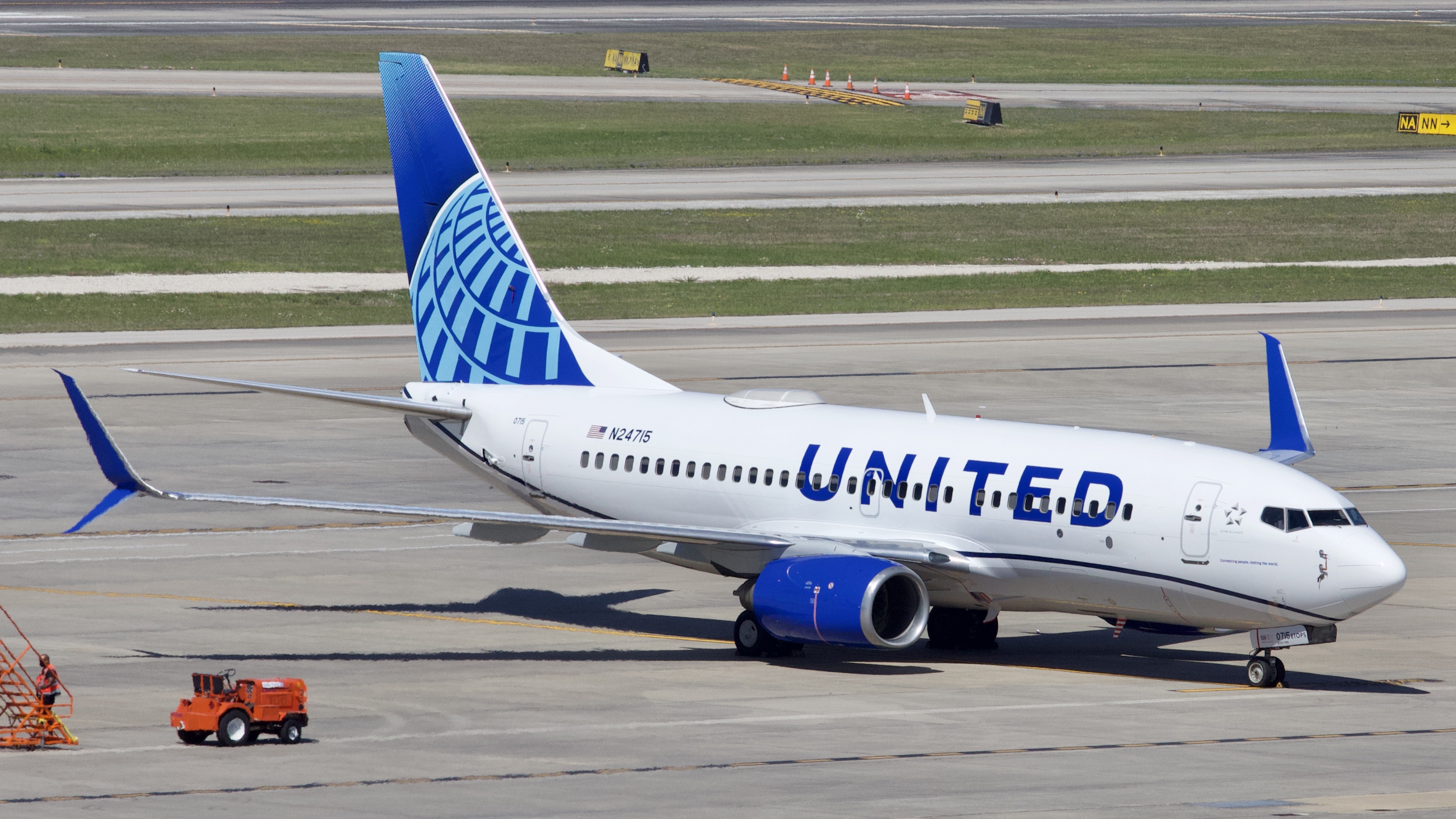 Full size: United Airlines Boeing 737-700 N24715 at Houston-George Bush Intercontinental Airport