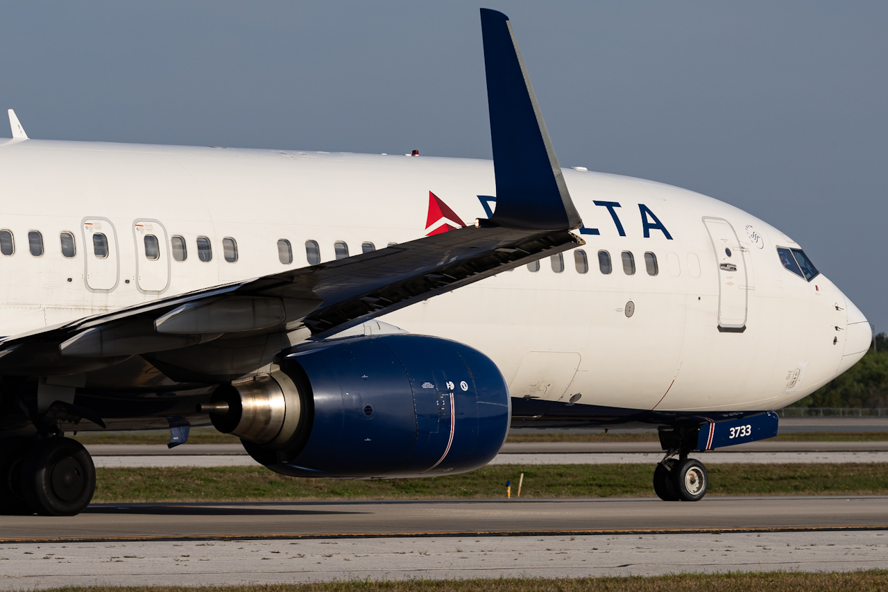 Full size: Delta Airlines Boeing 737-800 N3733Z at Orlando International Airport
