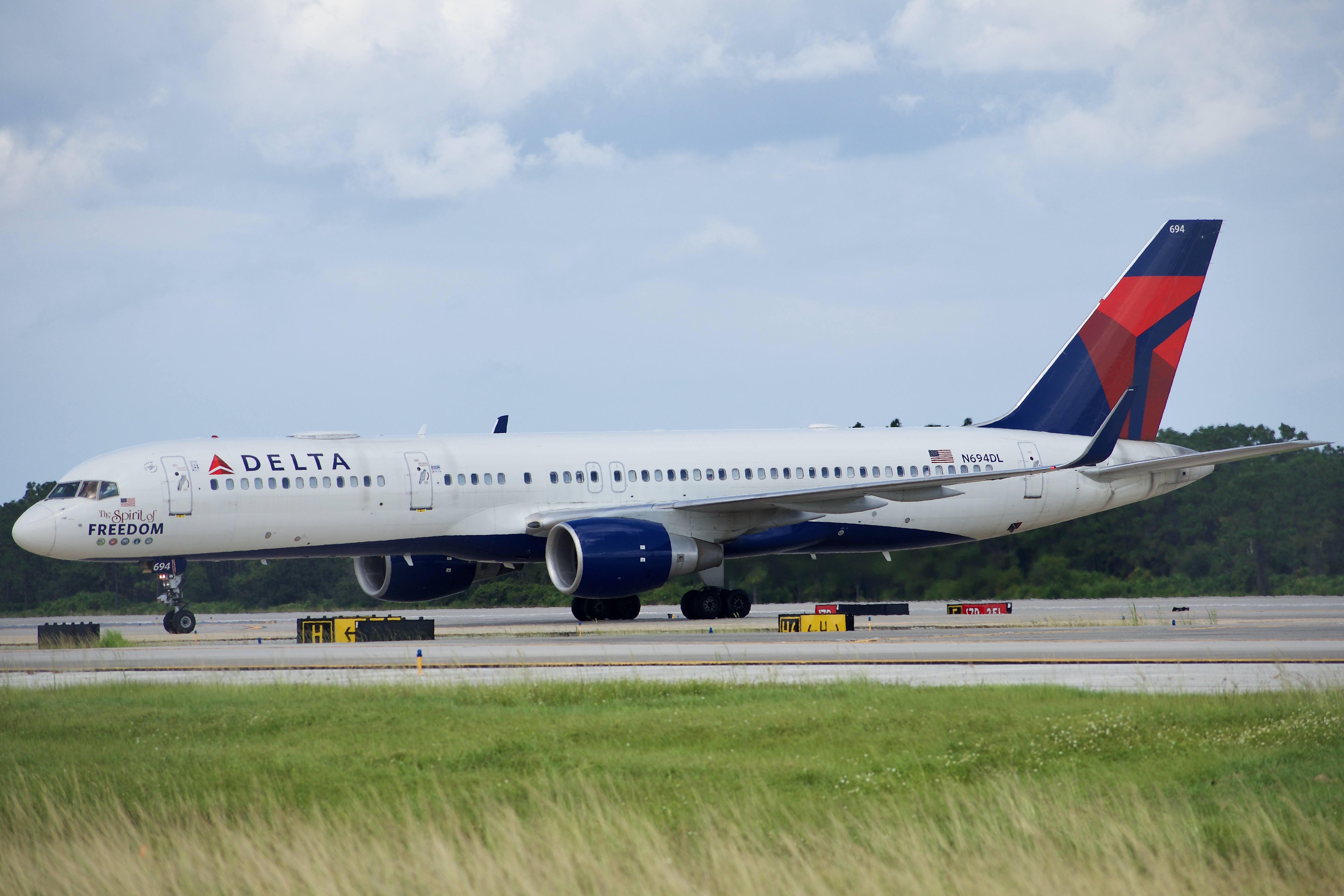 Full size: Delta Airlines Boeing 757-200 N694DL at Orlando International Airport
