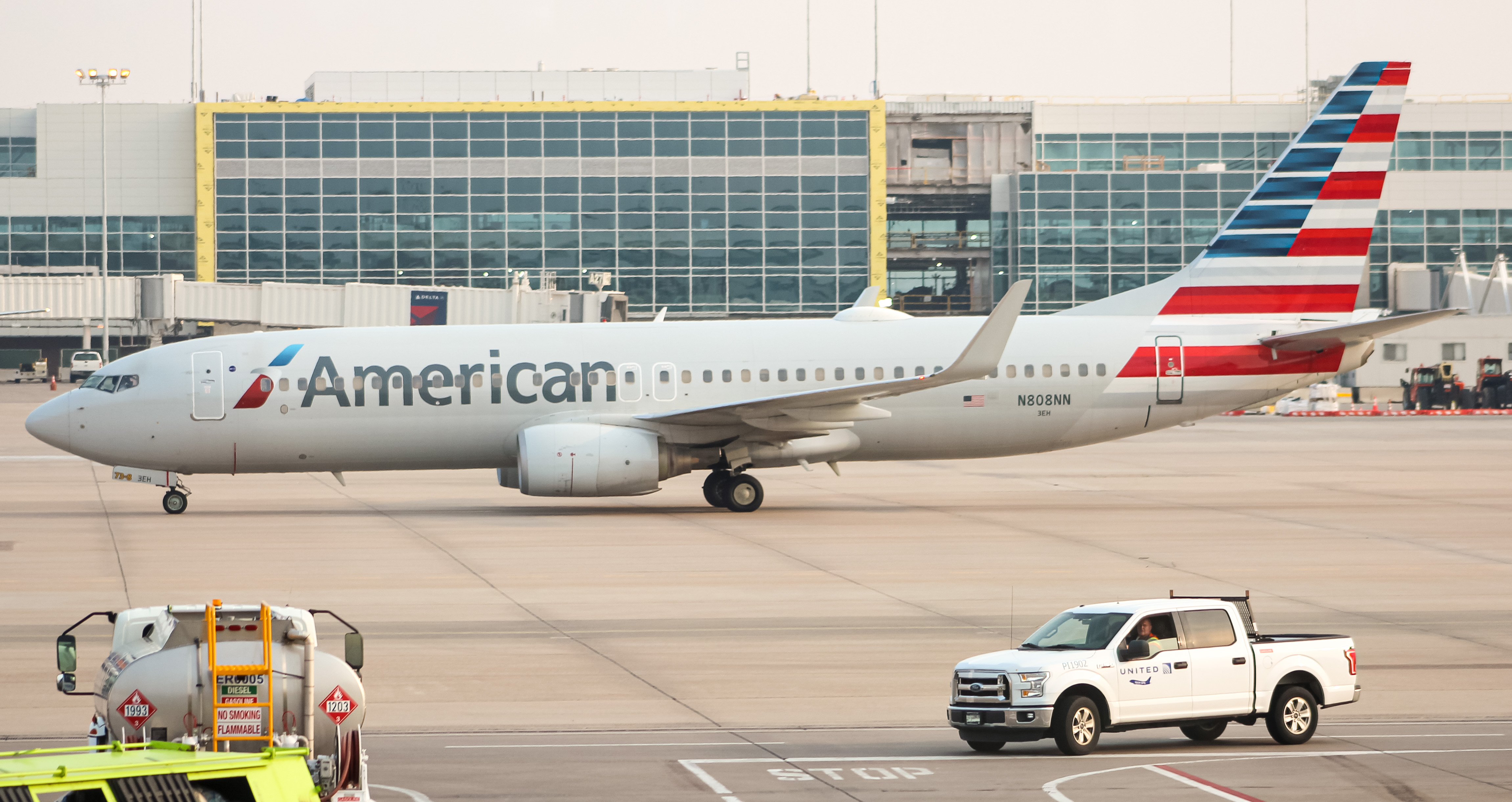 Full size: American Airlines Boeing 737-800 N808NN at Denver International Airport