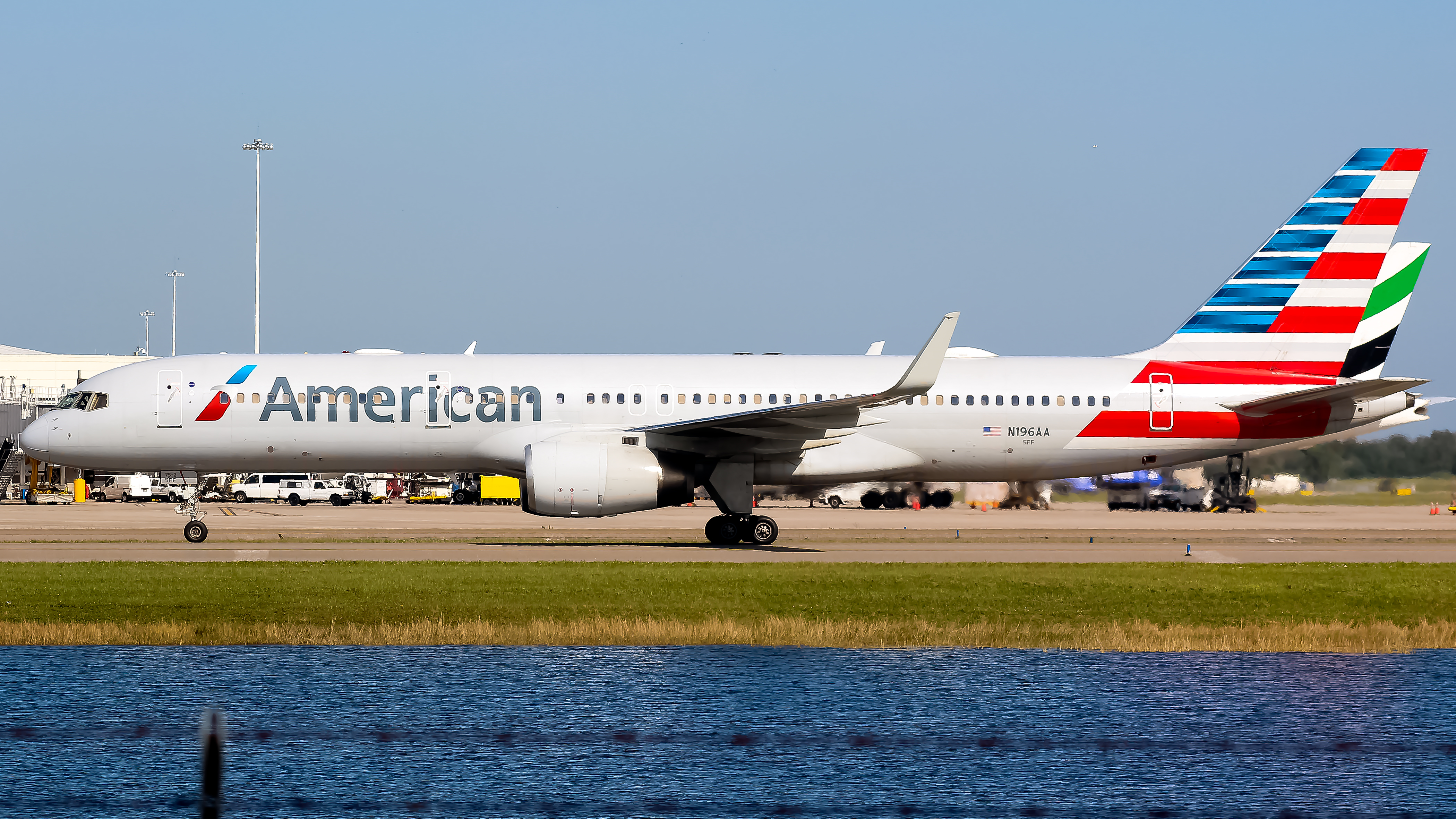 Full size: American Airlines Boeing 757-200 N196AA at Orlando International Airport