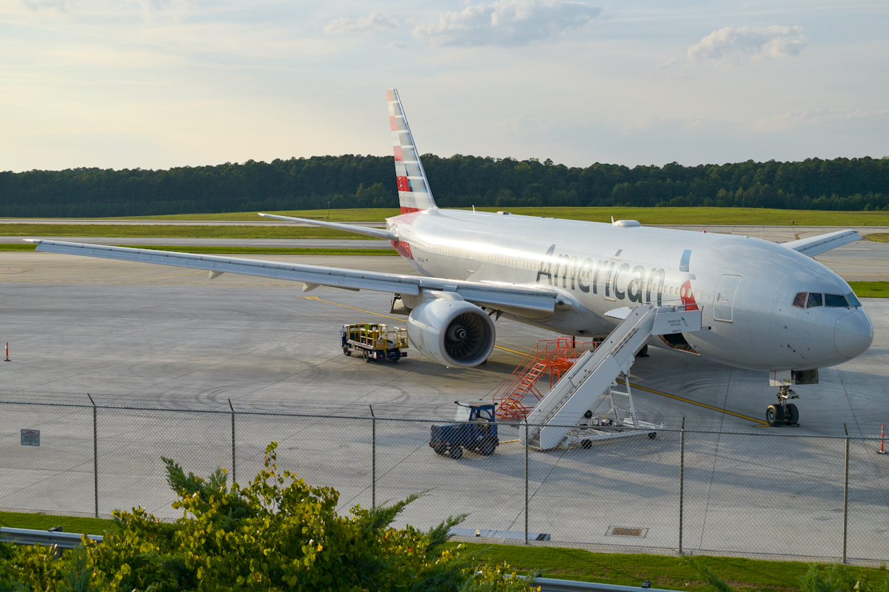 Full size: American Airlines Boeing 777-200ER N783AN at Raleigh-Durham International Airport