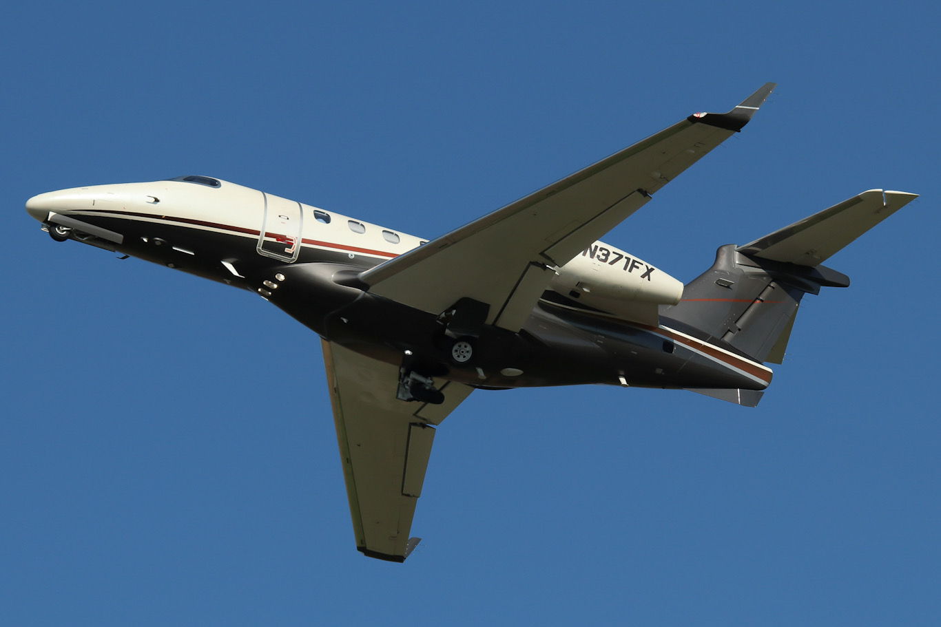 Full size: FlexJet Embraer Phenom 300 N371FX at York Airport