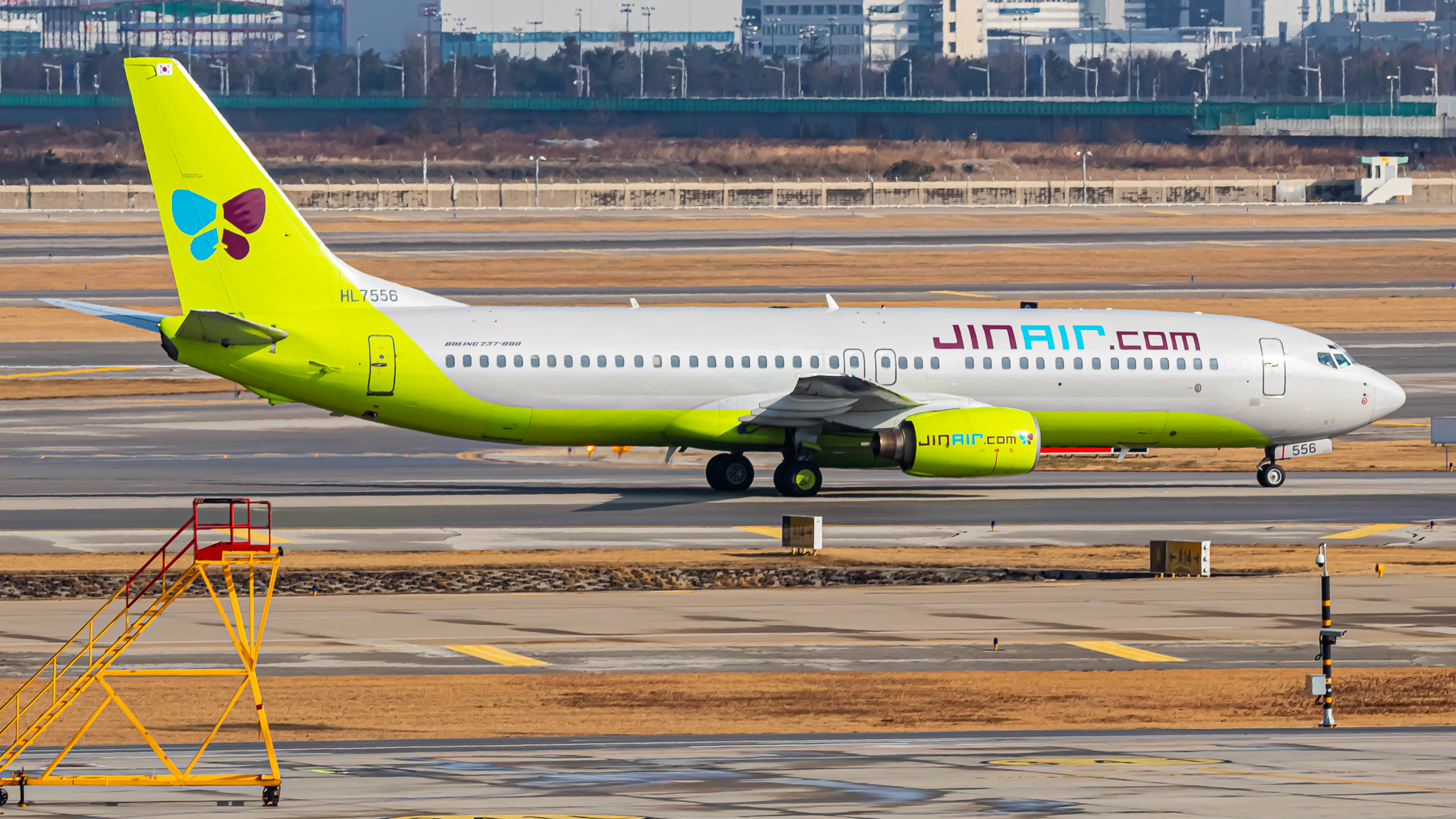 Full size: Jin Air Boeing 737-86N HL7556 at Seoul-Incheon International Airport