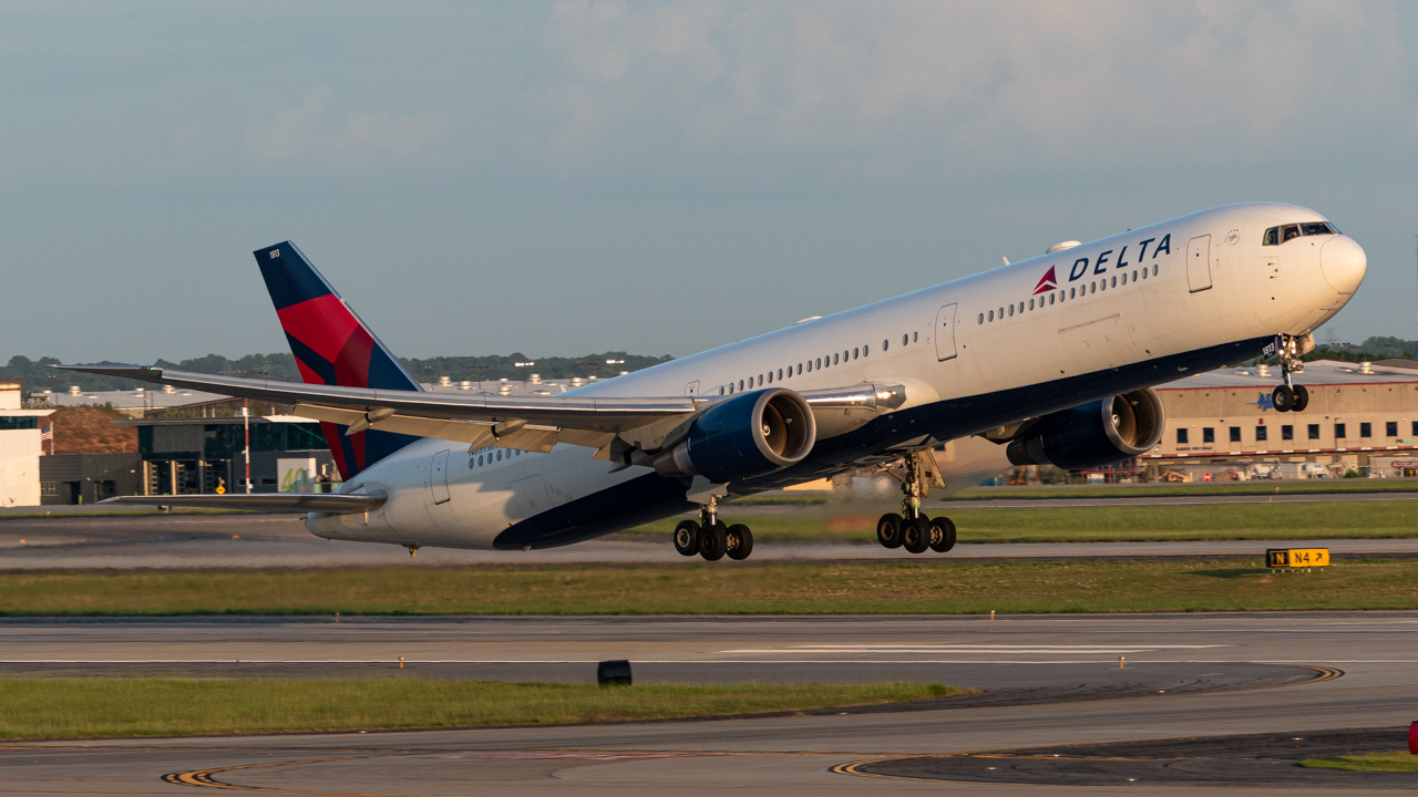 Full size: Delta Airlines Boeing 767-400ER N837MH at Hartsfield-Jackson Atlanta International Airport