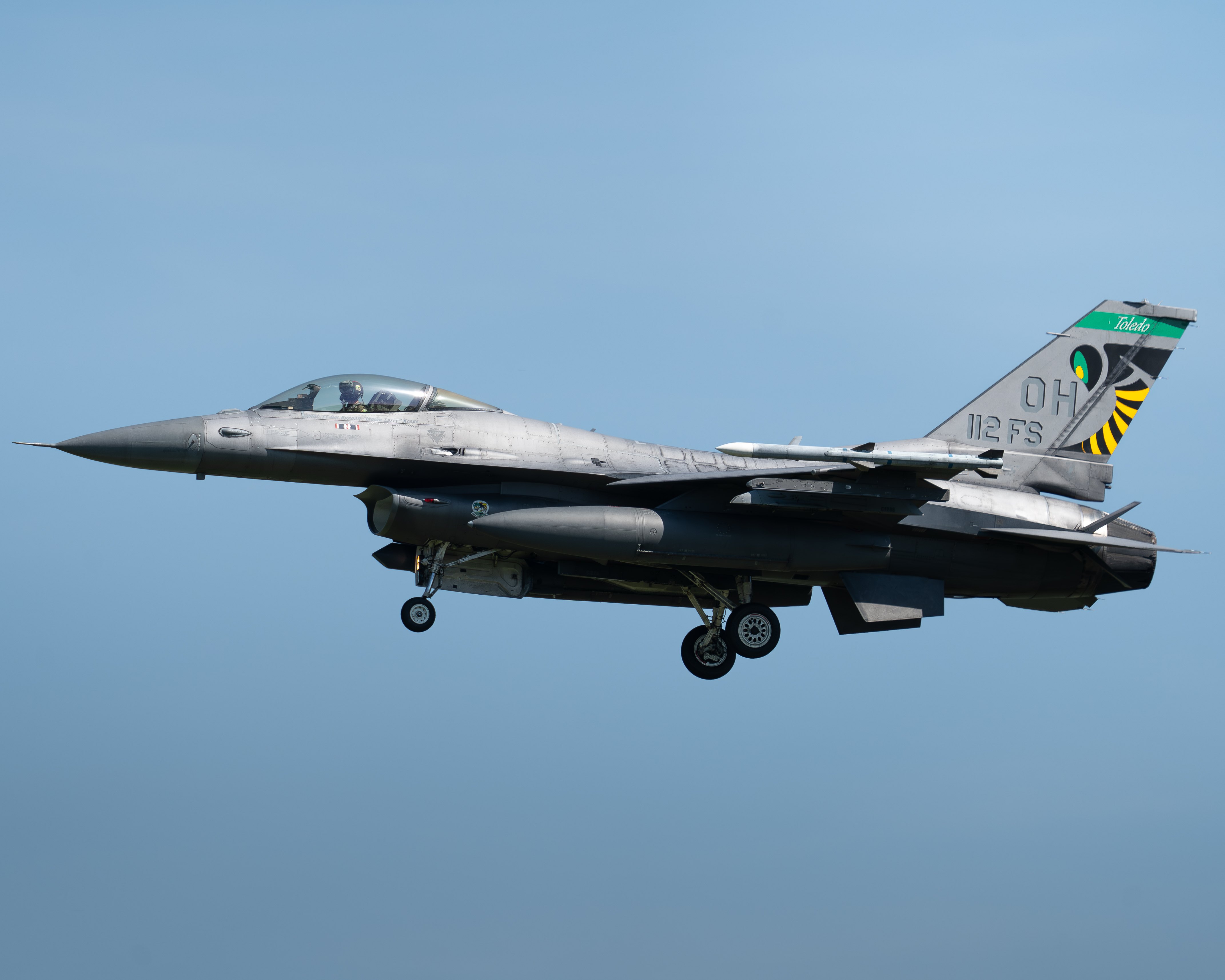 Full size: USAF - United States Air Force General Dynamics F-16 Fighting Falcon 89-2112 at Rickenbacker International Airport