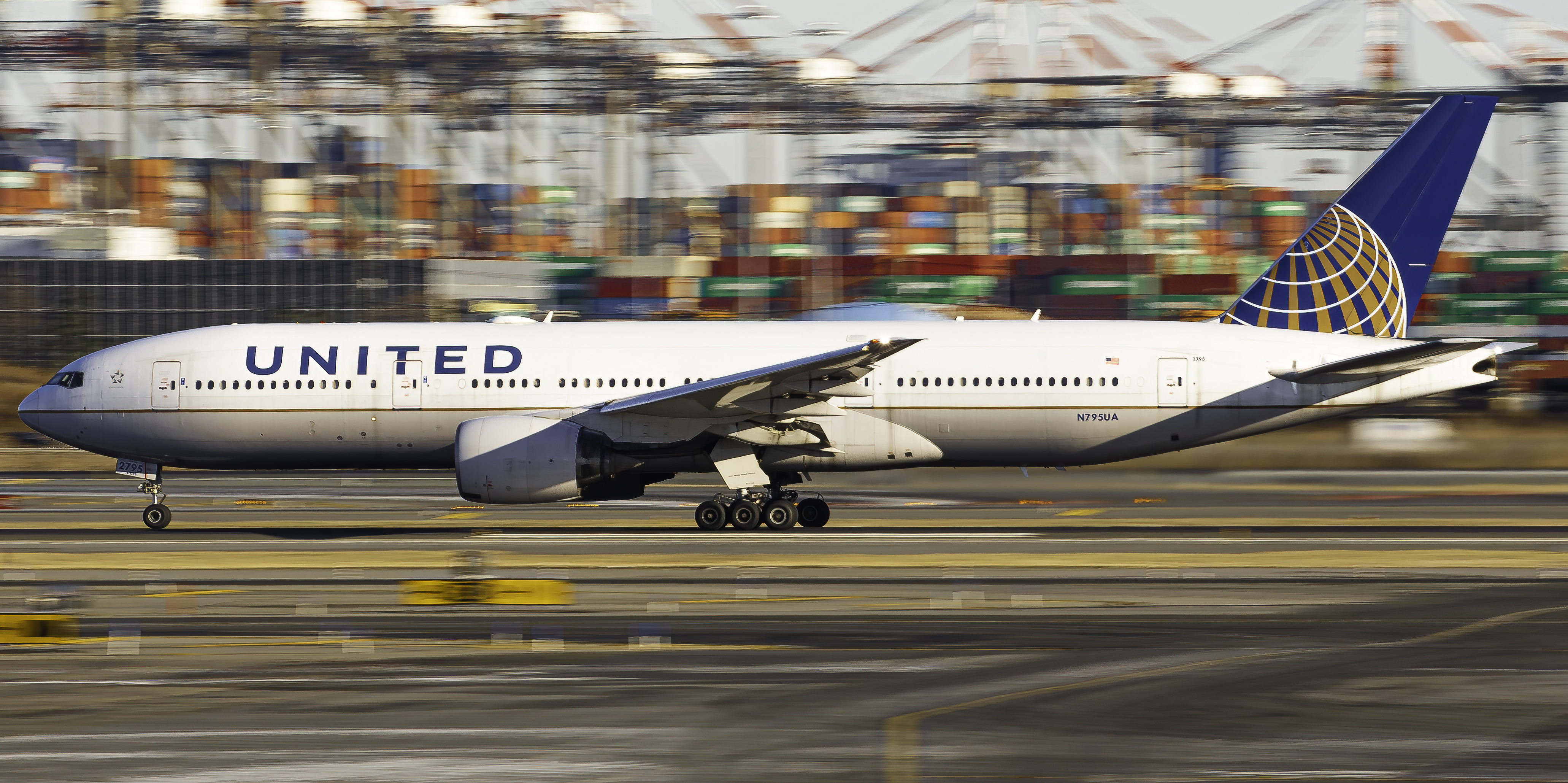 Full size: United Airlines Boeing 777-200ER N795UA at Newark Liberty International Airport