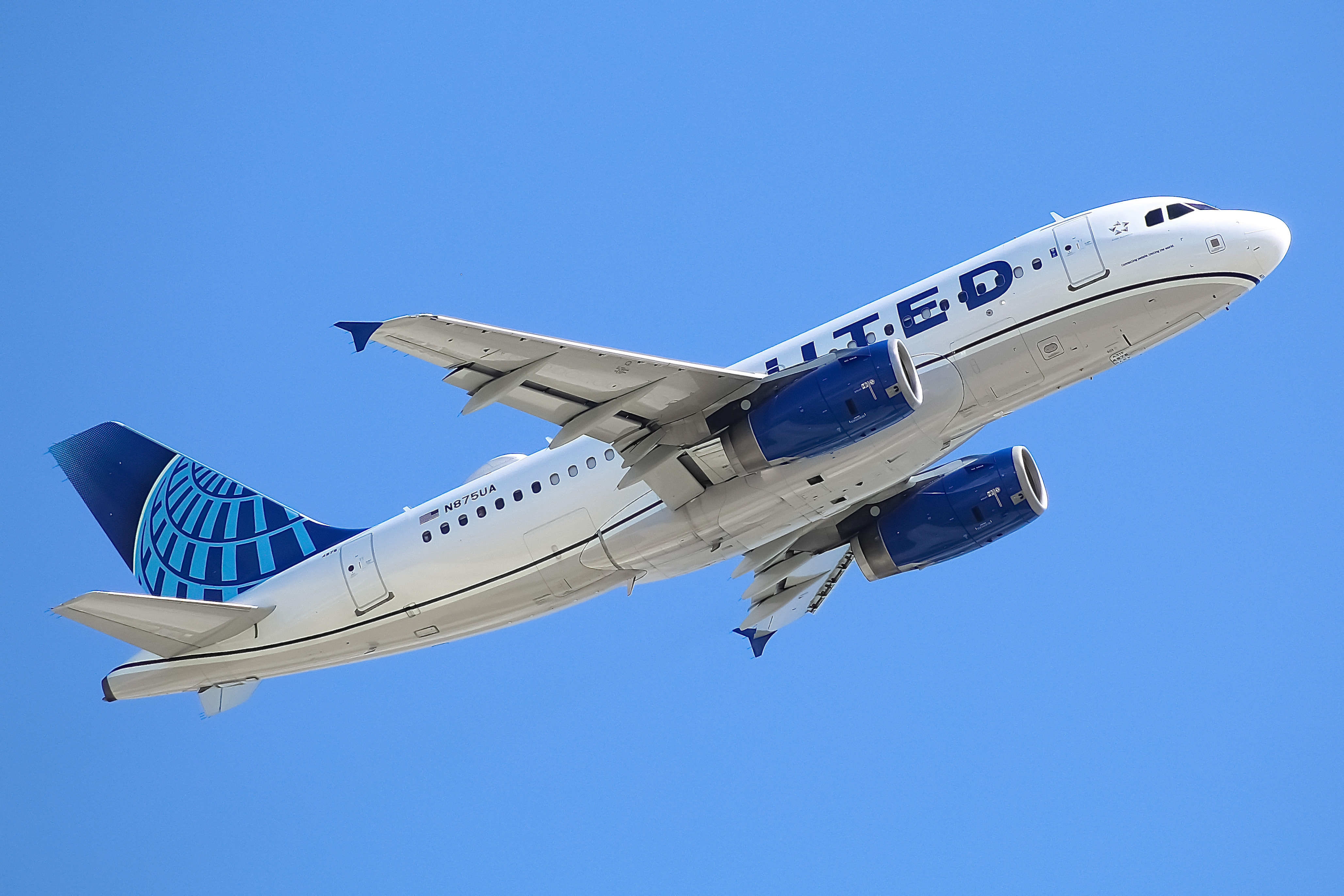 Full size: United Airlines Airbus A319 N875UA at Chicago O'Hare International Airport
