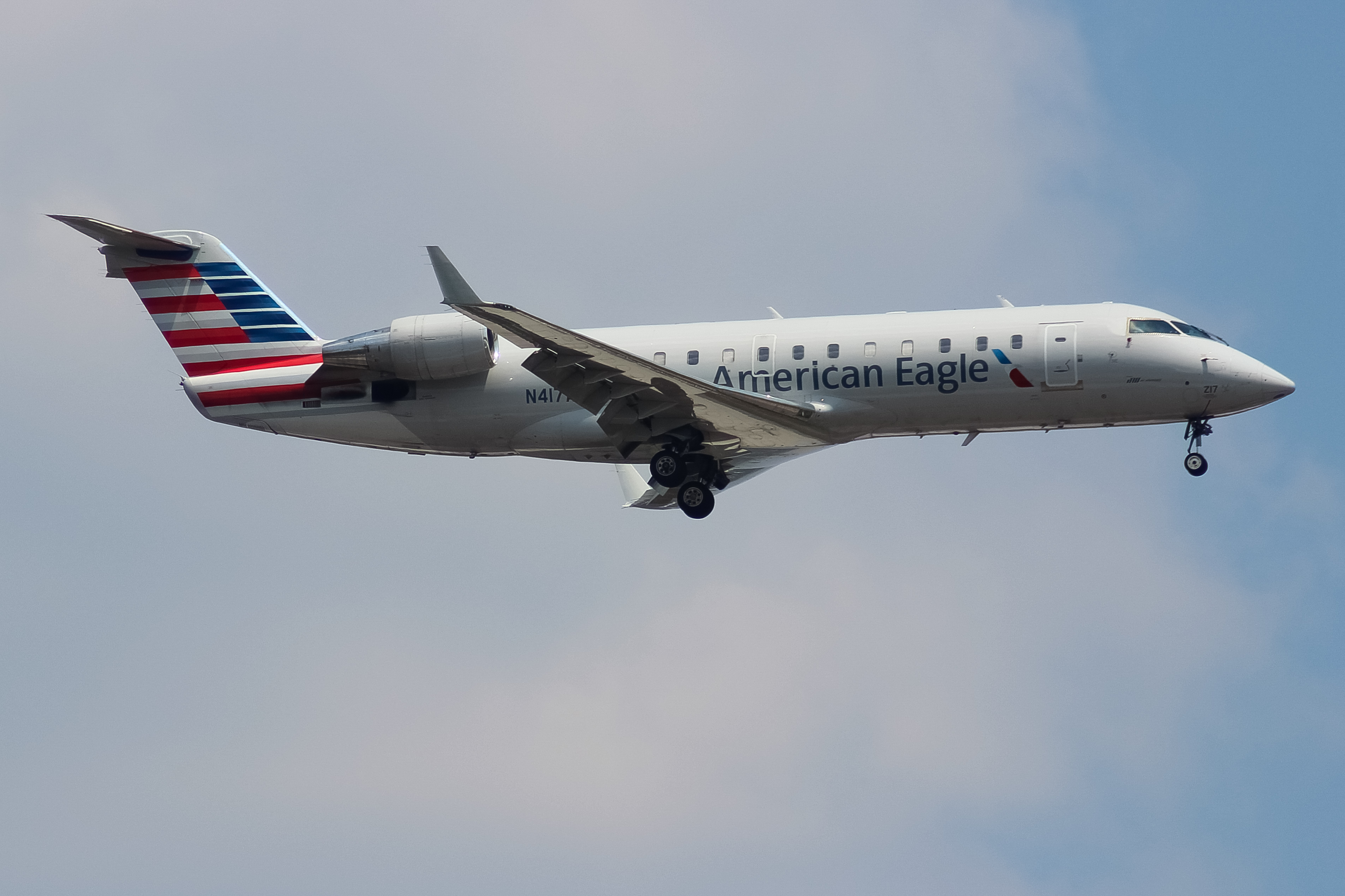 Full size: American Eagle Mitsubishi CRJ-200 N417AW at Cincinnati/Northern Kentucky International Airport