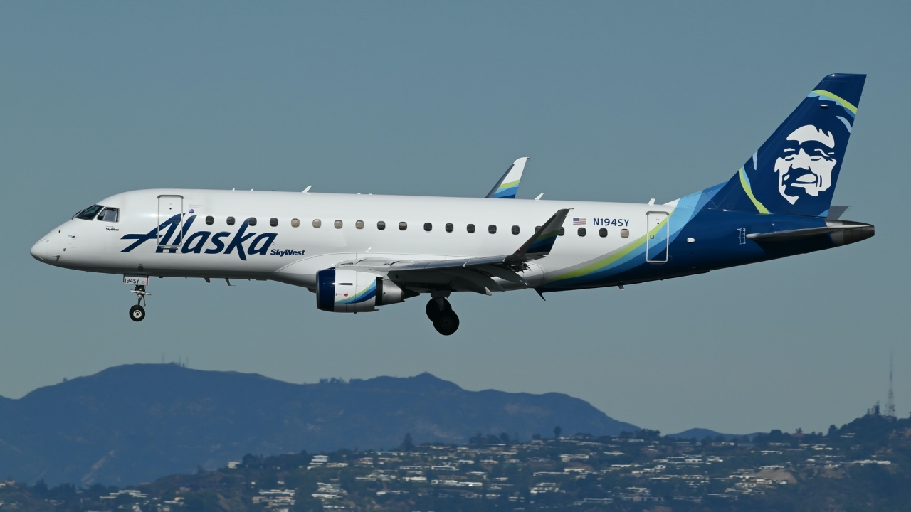Full size: Alaska Airlines Embraer E175 N194SY at Los Angeles International Airport