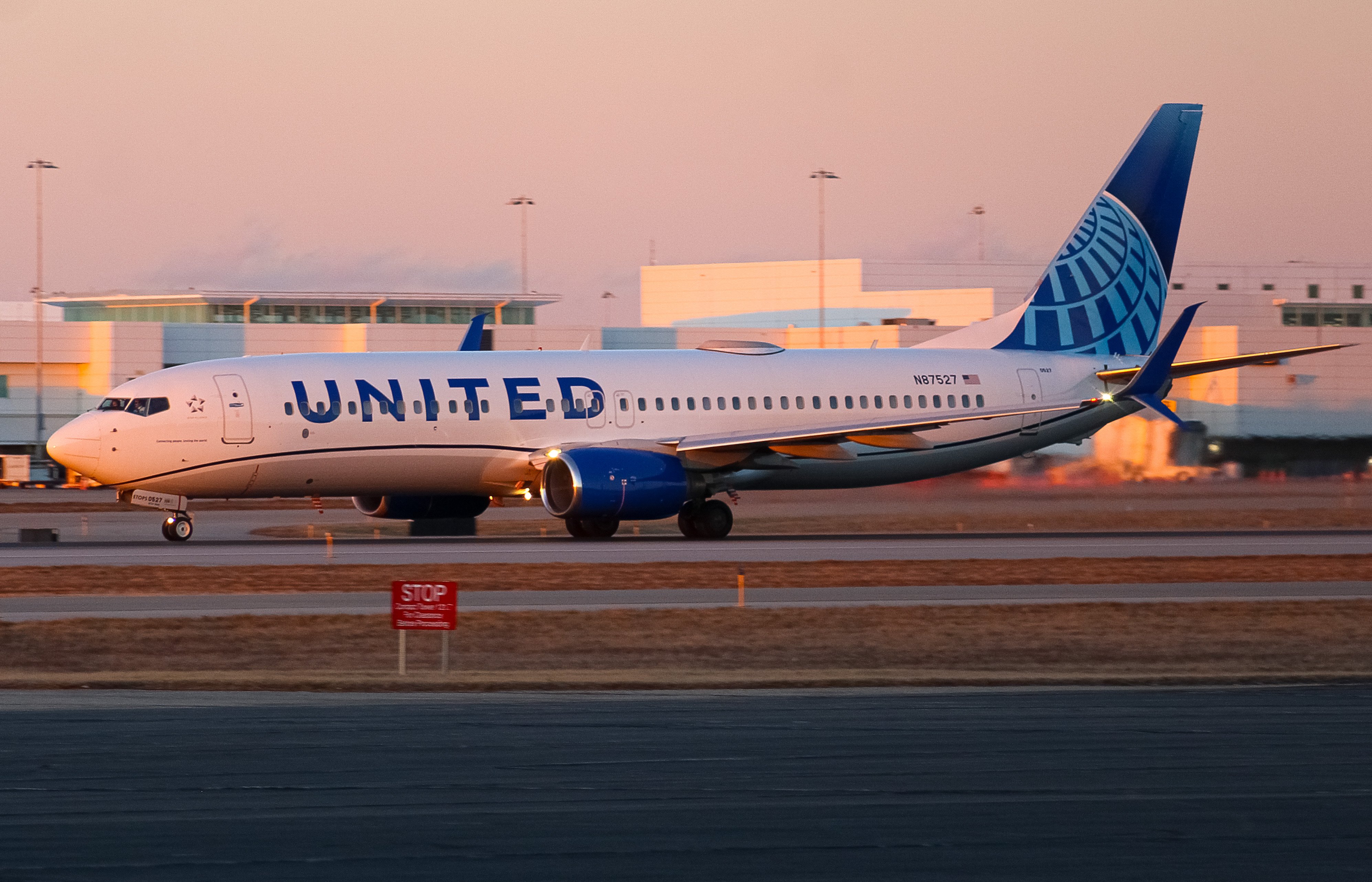 Full size: United Airlines Boeing 737-800 N87527 at Cincinnati/Northern Kentucky International Airport