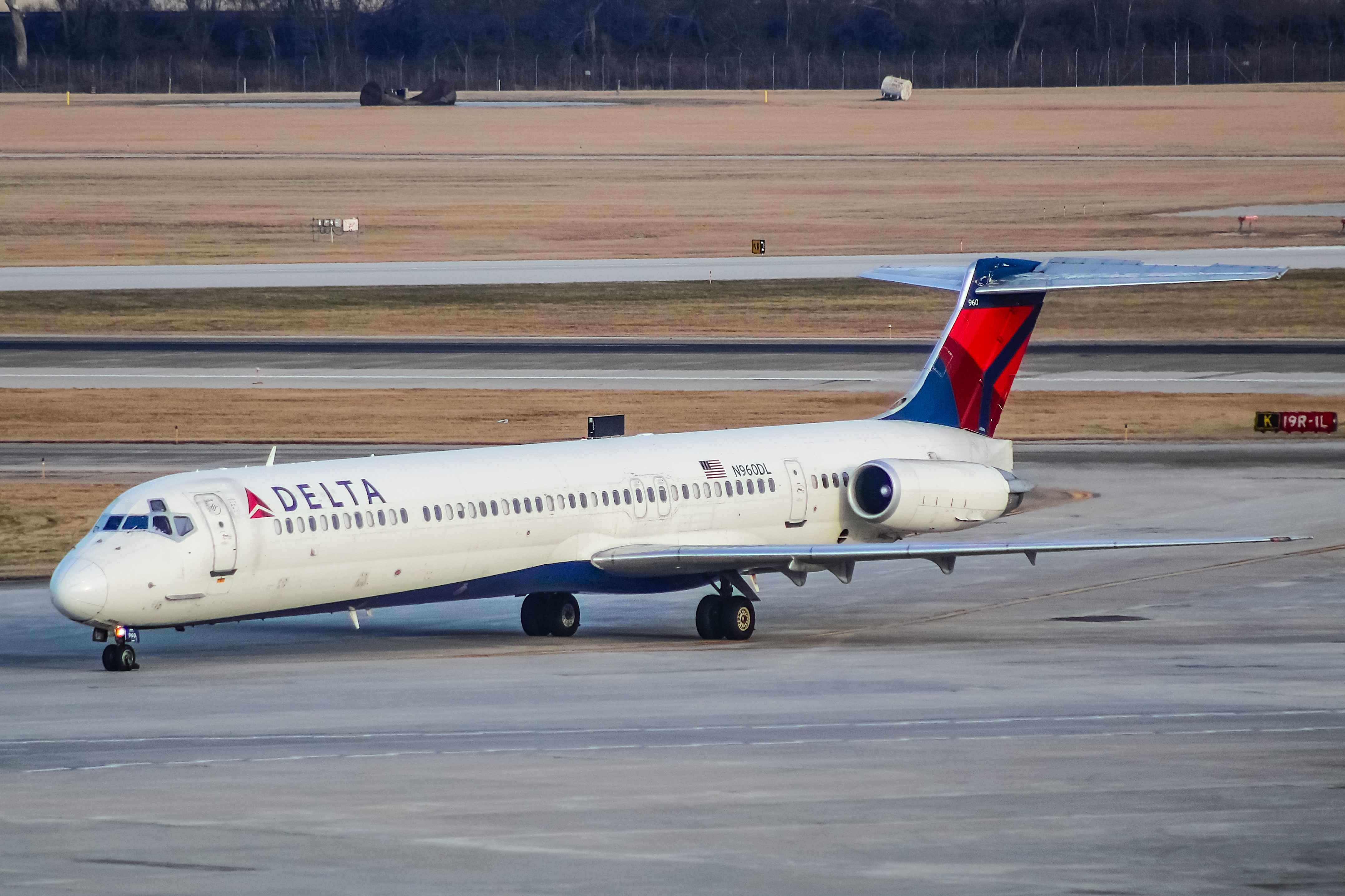 Full size: Delta Airlines McDonnell Douglas MD-88 N960DL at General Mitchell International Airport