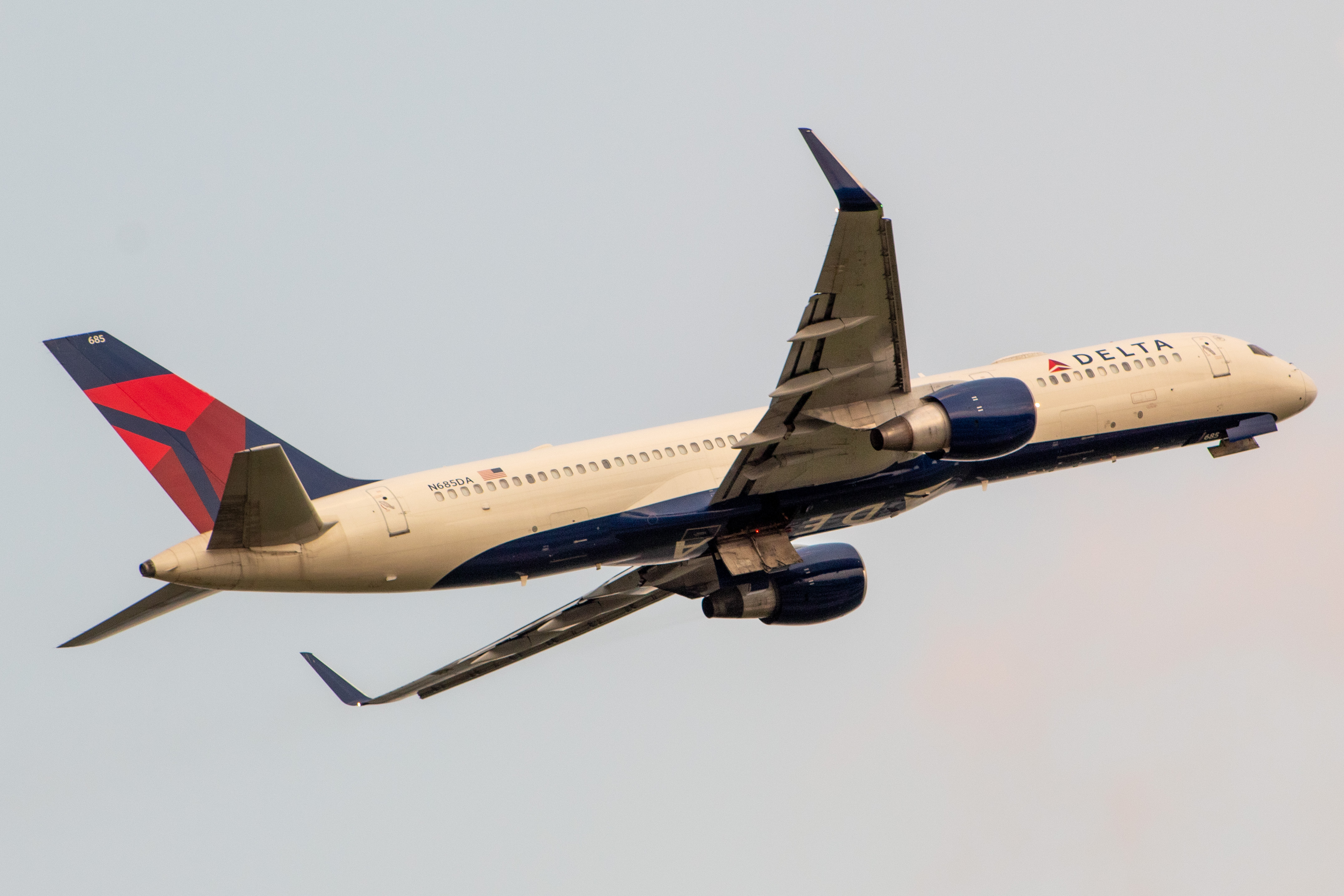 Full size: Delta Airlines Boeing 757-200 N685DA at Orlando International Airport